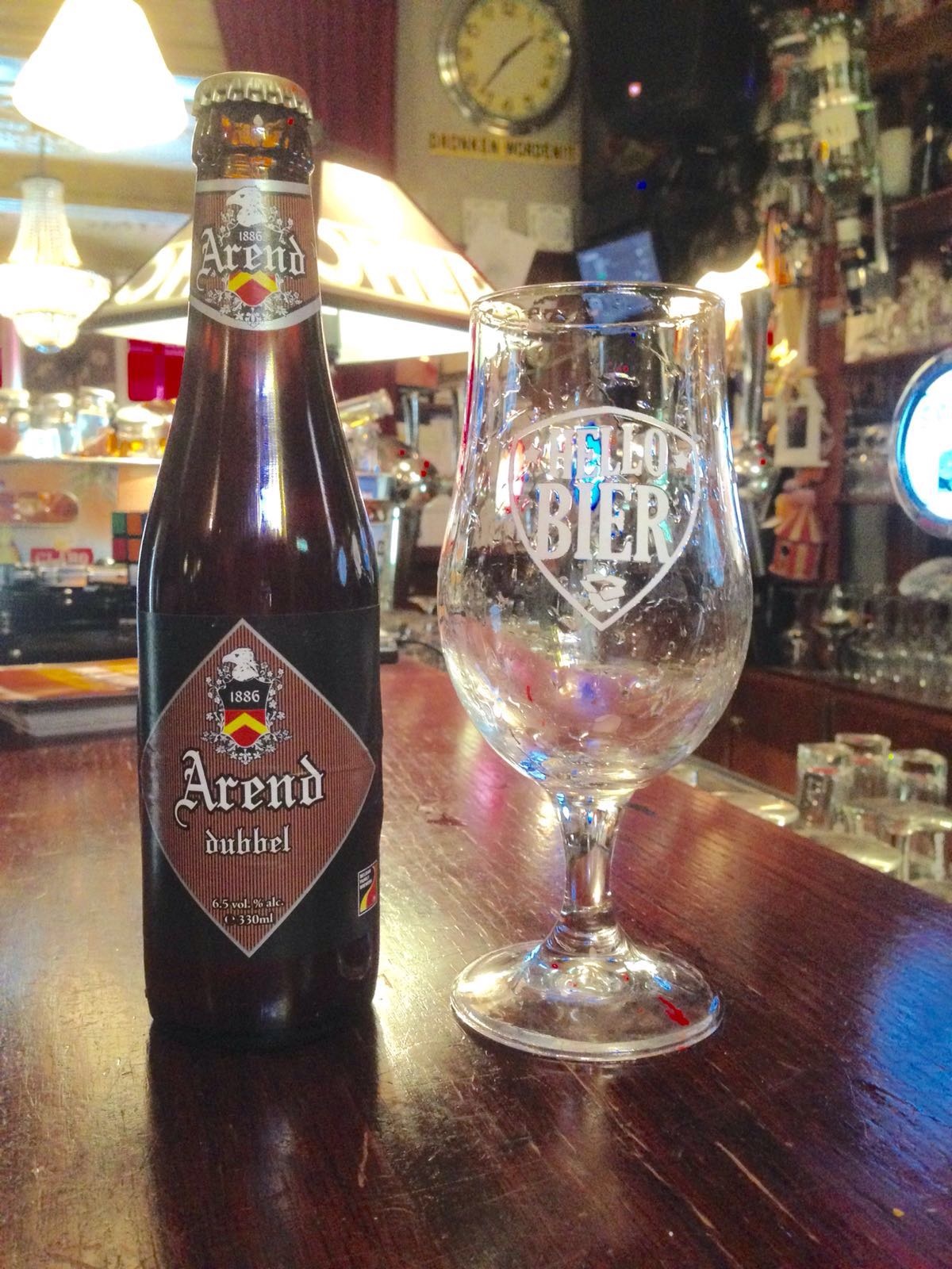 Arend Dubbel Herkomst: Herzele, België Karakteristiek bruin bier met een volle moutige smaak. Deze dubbel is niet zo zoet als wat je van menig dubbel verwacht door zijn hopbitterheid die de caramelsmaak minder sterk maakt. De sterke afdronk van de Arend Dubbel blijft achter in de keel hangen. Brouwerij de Ryck wordt 4 generaties na zijn ontstaan nog altijd geleid door een nakomeling van familie de Ryck, An de Ryck. Omdat zij veel respect heeft voor haar overgrootvader als oprichter heeft ze besloten om alle bieren onder de naan “Arend” te brouwen. Het bier bevat een alcoholpercentage van 6,5%. Advies serveertemperatuur: 6 à 8 graden. 