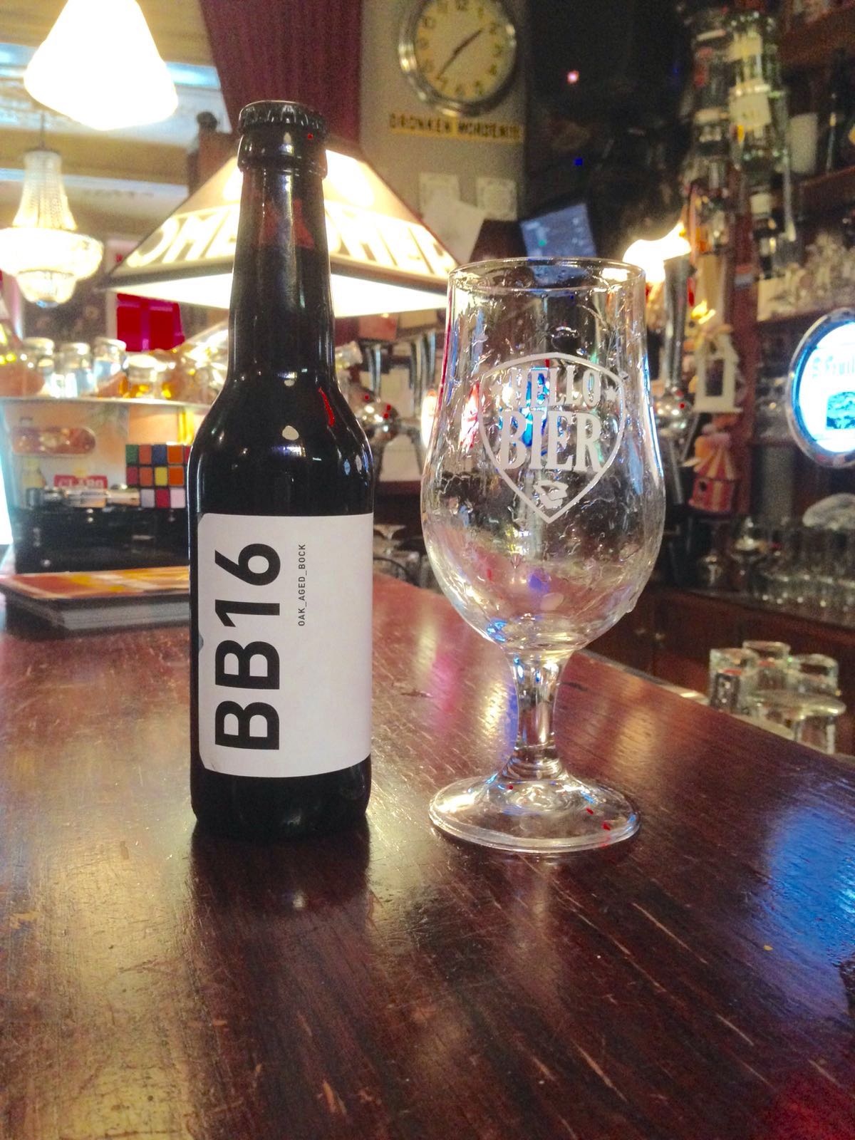 BB16: Oak aged Bockbier Herkomst: Purmerend, Nederland Primeur, het bier was nog warm toen we het binnen kregen. We gingen dit bier proeven met een bockbier in ons achterhoofd. Echter ontdekten we een flipperkast in onze mond van mooie uitspattende smaken van drop, laurier en cacao. Dit bier vinden we behoren tot de stoutbieren en wij zijn er trots op dat het in ons pakket zit. Dus heren van Brouwerij Berging, goed werk het is weer gelukt. Dit bier bevat een alcoholpercentage van 6,5%. Advies serveertemperatuur: +/- 15 graden(zeker niet te koud). 