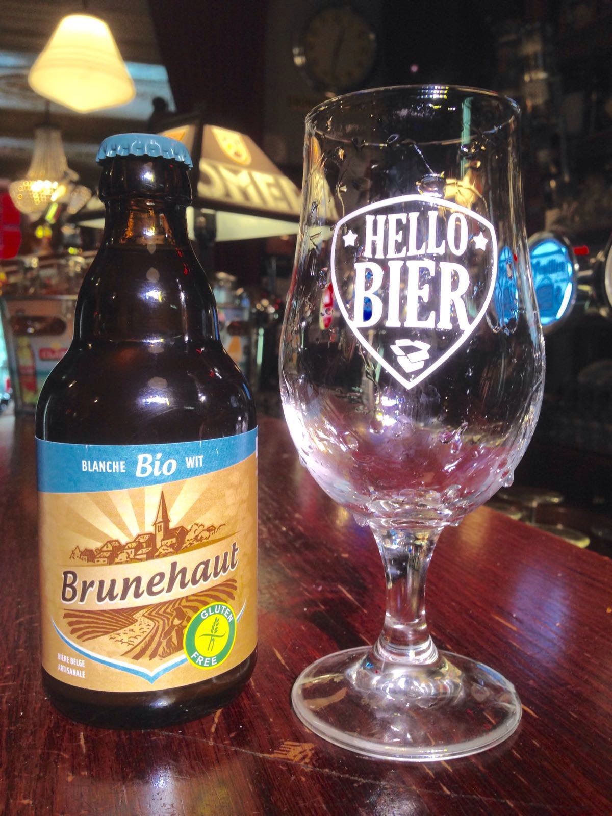 Brunehaut Biologisch Wit Herkomst: Brunehaut, Nederland Bijzonder aan dit witbier is de geur. De glutenvrije brouwerij van Brunehaut beschrijft de geur als fris, zacht en fluweel. Wij zijn echter van mening dat we een stalgeur herkennen met daarnaast een droogstaande vijver met dooie vissen. Schrik niet, dit klinkt niet uitnodigend maar wat wij uniek vinden aan dit bier is dat het bier zowel glutenvrij als biologisch is gebrouwen. Echter is de smaak soepel zonder al te veel bittersmaak. Durf jij dit biertje te drinken? Zo niet, lees het receptuur. Het bier bevat een alcoholpercentage van 5,5%. Advies serveertemperatuur: 6 graden. 