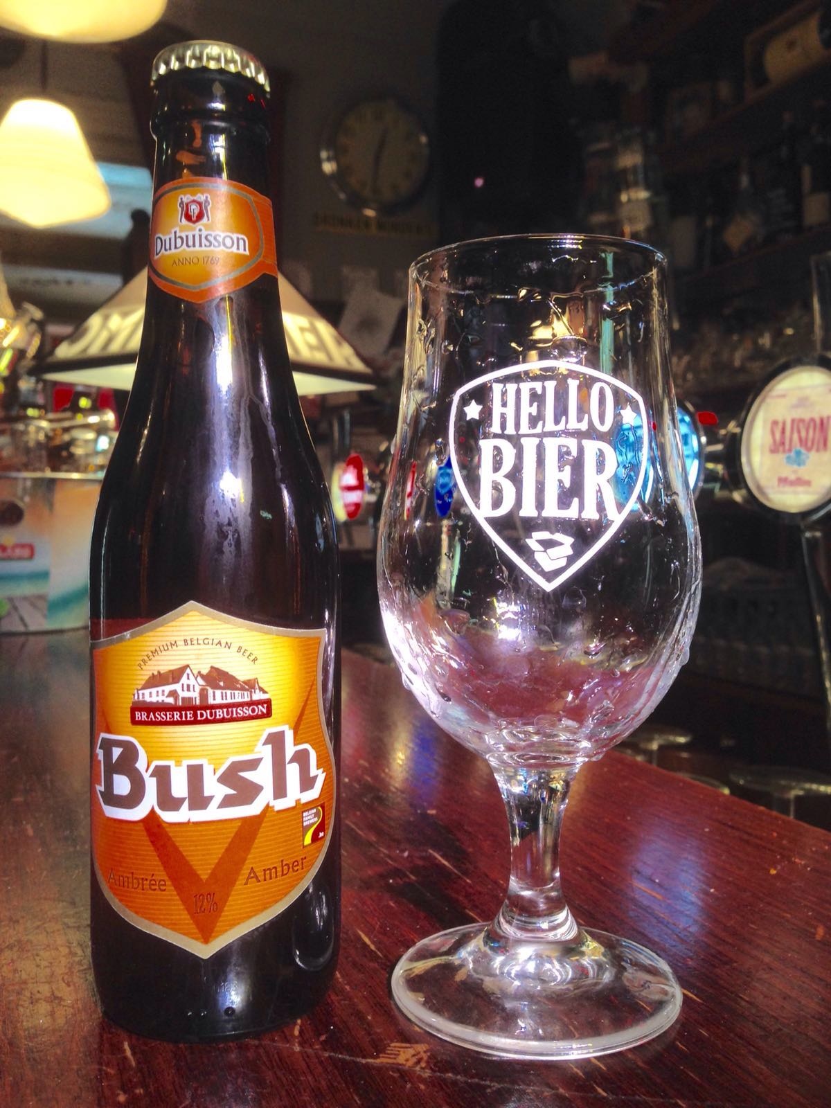 Bush Amber Herkomst: Pipaix, België Het sterkste bier van België van de oudste brouwerij van Wallonië. Maar niet qua smaak. Bij dit cognackleurig biertje zijn het de tonen van honing die zich meteen ontwikkelen in de neus. In de smaak herken je de zoete smaak van zoethout. Het smakenpallet wordt compleet gemaakt door geroosterde noten. Maar wees gerust als je een notenallergie hebt, ze zitten er niet in. Door de zoete kenmerken wordt het alcoholpercentage een beetje vergeten. Maar liefst 12%. Advies serveertemperatuur: 7 graden. 