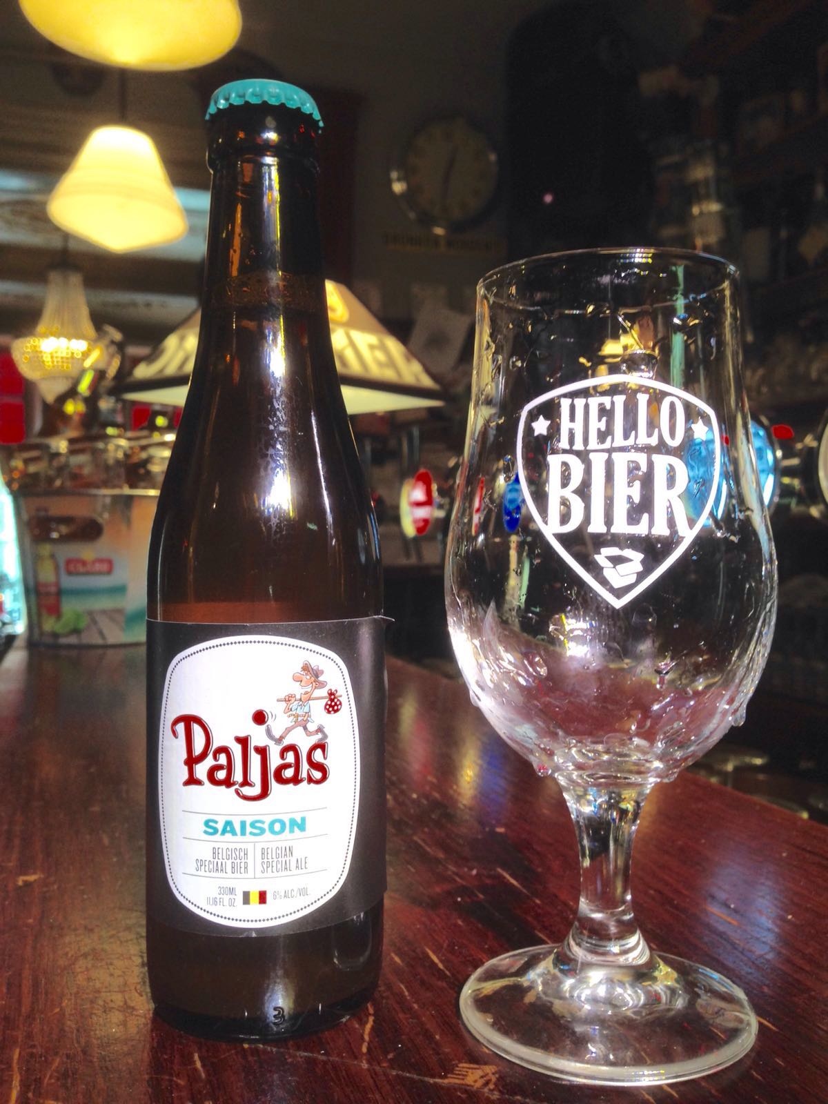 Paljas Saison Herkomst: Zeebrugge, België Dit troebele Saison bier heeft smaken van koriander en citrus. Het enthousiasme voor Paljas is met dit biertje weer bevestigd. Die straatclown flikt het weer. Mooi rond mondgevoel en de smaak komt stevig binnen maar is ook snel weer weg. Een klein hopbelletje blijft wel even achter. Kortom, lekker doordrinkbare Saison. De Paljas Saison bevat een alcoholpercentage van 6%. Advies serveertemperatuur: 5 graden. 