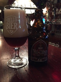 Val-Dieu Brune Herkomst: Aubel, België Hoewel het geen rokerig bier is doet de geur ons denken aan een proces waar rook vrij komt. Namelijk het schroeien van een paardenhoef als er een nieuw ijzer onder geslagen wordt. De geur wordt compleet gemaakt door een vleugje cacao. De licht kruidige smaak van Val-Dieu Brune is een combinatie van suikerbiet, mokka en salie. Een geweldige digestief na een lekkere maaltijd. Kortom, genieten. Dit bier bevat een alcoholpercentage van 8%. Advies serveertemperatuur: 8 à 10 graden. 