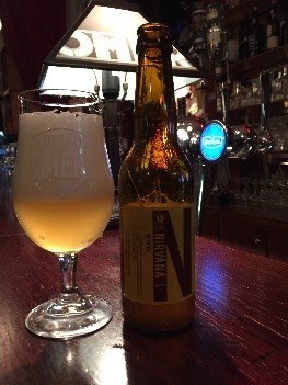 Nirvana Witbier Herkomst: Eindhoven, Nederland Ongefilterd witbier wat het bier troebel en dik maakt(filmend). Dit bier met nagisting op de fles heeft een smakenpallet van koriander, limoen en sinaasappelzestes. Bij witbier denkt men vaak aan de zomer maar wij vinden dit bier ook een aanrader voor in de donkere dagen. Brouwerij van Moll is gevestigd in Eindhoven en is naast een brouwerij ook een proeflokaal. Geen oud bruin café maar ook niet te hip. Lekker modern waar je kunt ouwehoeren met vrienden onder het genot van een speciaalbier. Het bier bevat een alcoholpercentage van 5%. Advies serveertemperatuur: 5 graden. 