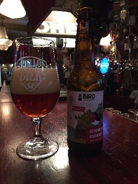 De Rumoerige Roodborst Herkomst: Amsterdam, Nederland Deze rare vogel heeft een bijzondere achtergrond. Het bier heeft een robijnrode kleur en de geur herkent zich door grapefruit en tropisch fruit. Het bier is gebrouwen door vier soorten hop en vijf soorten mout wat zorgt voor een volle smaak die lang blijft hangen. Dit bier is afkomstig van BirdBrewery. Het bijzondere aan de bieren die zij brouwen is dat ze de verhalen van mooie vogels die je in het dagelijks leven ziet willen combineren met een passend bier. Het bier bevat een alcoholpercentage van 5,8%. Advies serveertemperatuur 7 à 9 graden. 