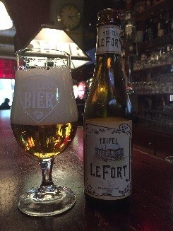 Tripel Le Fort Herkomst: Bellegem, België Kruidige Tripel waarbij je in de neus en de eerste slok sporen van banaan herkent. Hij is niet zo bitter als een tripel kan zijn waardoor hij lekker door de mond walst maar toch heeft het bier een stevige body. Doordat in het verleden Omer trouwde met een kleindochter van de oprichter van LeFort is LeFort brasserie een onderdeel van brouwerij Omer van de Ghinste. Het bier bevat een alcoholpercentage van 8,8%. Advies serveertemperatuur: 8 graden. 