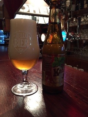Tripel Kannunik Herkomst: Wilderen St-Truiden, België Wat als eerste opvalt aan dit bier is zijn ruige en stevige schuimkraag. Onder deze schuimkraag vind je een tripel dat gebrouwen is met een ingrediënten dat je zeker niet in ieder biertje terug vindt. Naast dat haver een uitzonderlijk ingrediënt is, is voor dit bier ook rogge gebruikt. Ga zitten en geniet van deze karakteristieke kanjer met een milde afdronk. Het bier bevat een alcoholpercentage van 8,2%. Advies serveertemperatuur 6 à 7 graden.