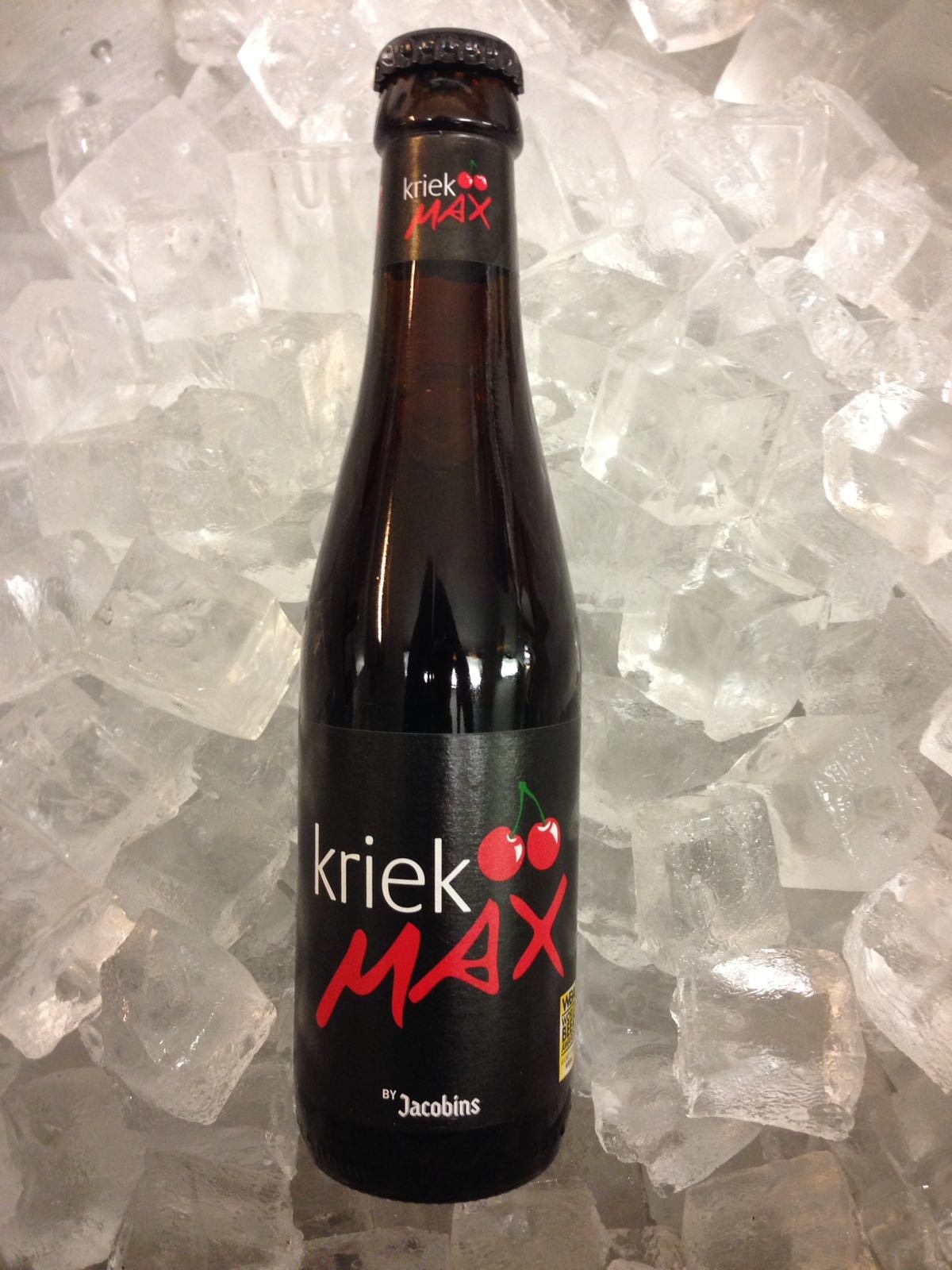 Kriek Max Herkomst: Bellegem, België Geen onbekende maar waarvoor wij de Kriek Max hebben gekozen is wel onbekend. Met een bijgeleverd kruidenzakje kun je dit bier omtoveren tot een Glühkriek. Robijnrood van kleur, zoet van smaak met een licht zuurtje en een Award op zak voor beste Kriek. Het bier wordt gebrouwen op basis van spontane gisting. Dus geen gist toegevoegd aan het brouwproces maar van de gistcellen die zich in de omgeving bevinden. Het bier bevat een alcoholpercentage van 3,5%. Serveertemperatuur: 4 graden in de zomer of 70 graden in de winter. Zie receptuur. 