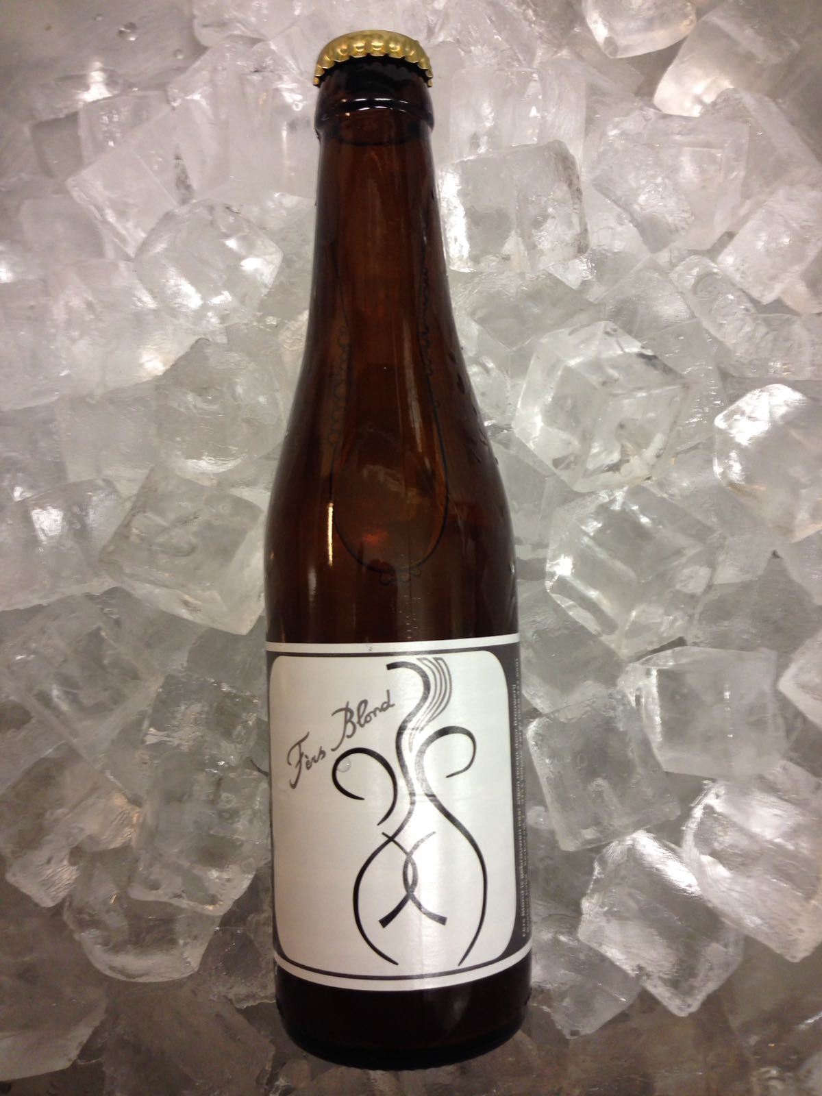 Fers Blond Herkomst: Belsele, België Brouwerij de Twee Leeuwen waar dit bier van afkomstig is, is een samenwerking tussen een Nederlandse leeuw uit Raamsdonkveer en een Belgische Leeuw uit Laakdal. Zij hebben dit recept ontworpen en in samenwerking met brouwerij Boelens het bier gebrouwen. Het is een hoppig blond bier, fris van smaak en een kruidige neus. Aan dit bier hebben de twee Leeuwen langer gesleuteld om aan het mooie resultaat te komen. Voor een blond bier heeft Fers Blond een opvallend laag alcoholpercentage van 5,8%. Advies serveertemperatuur: 7 graden.