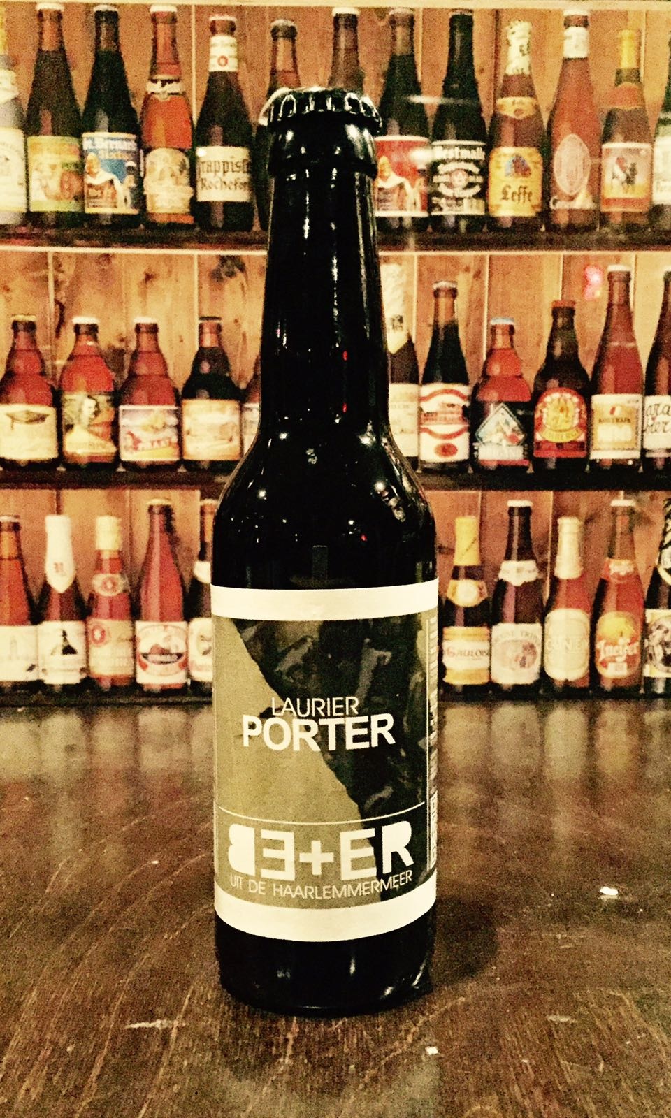 Laurier Porter Herkomst: Vijfhuizen, Nederland In dit pakket kon geen porter ontbreken vonden wij. In de smaak van deze porter van brouwerij BE+ER vind je uiteraard laurier samen met drop, espresso en kruidnagel. Dit gitzwarte nipbier kun je langzaam van genieten. Wij werden er stil van. Heb je je wel eens afgevraagd wat het verschil is tussen een porter en een stout? Vroeger was het verschil in alcoholpercentage, tegenwoordig is dat verschil er nauwelijks. Het verschil zit vooral in geroosterd gerst of gemoute gerst. Het bier bevat een alcoholpercentage van 6%. Advies serveertemperatuur: 8 à 9 graden.