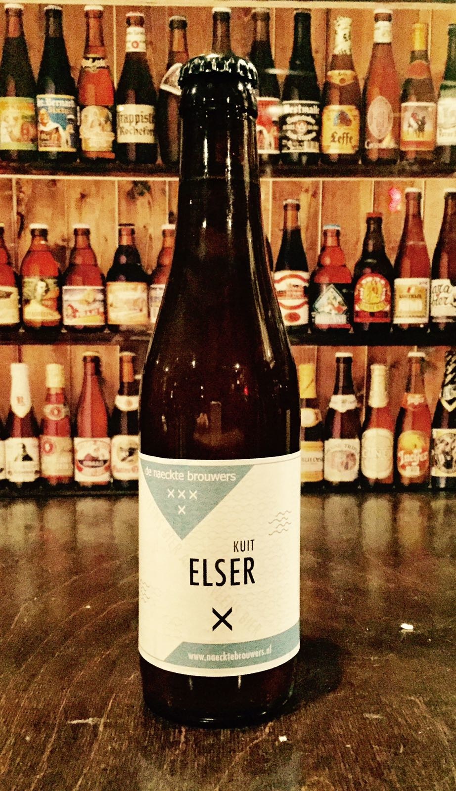 Elser Kuit Herkomst: Amsterdam, Nederland Een fris bier van brouwerij de Naeckte Brouwers. Als je je ogen sluit en ruikt aan dit bier lijkt het alsof je boven een pan hangt waarin spitskool wordt gekookt. Echter in de smaak is een mooi blond bier aanwezig. Citrus en grasachtig bouquet. De smaak is be-ter dan de geur. Dit bier heeft in 2016 een gouden medaille gewonnen bij de Dutch Beer Challenge. Kuitbier is gebrouwen met hop en haver- tarwe en gerstemout. Dit biertype heeft die ingrediënten in verhouding 3-2-1. Dit type bier werd vooral ge-brouwen in de 14e tot en met de 17e eeuw. Het bier bevat een alcoholpercentage van 5,5%. Advies serveertemperatuur 4 graden.