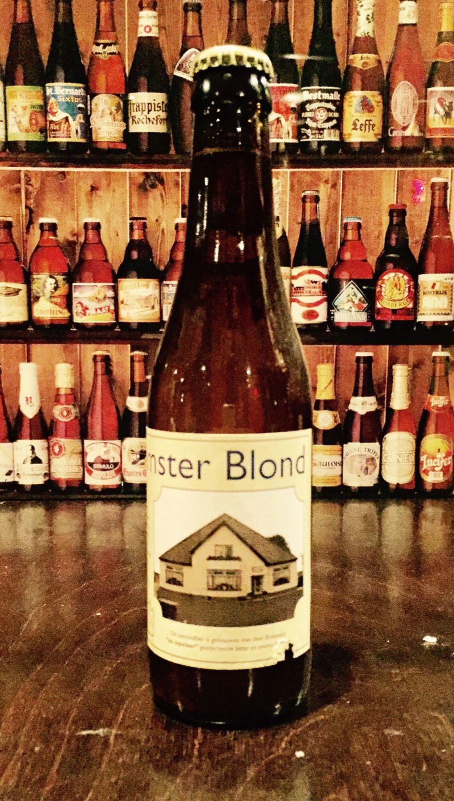 Beemster Blond Herkomst: Oudesluis, Nederland De geur rijkt naar een onrijp stoofpeertje. Het recept van dit blond bier is afkomstig van brouwerij Lepelaer maar in opdracht van deze brouwerij gebrouwen in België. De smaak van dit bier kun je beschrijven als een heerlijk fris, niet complex, doordrinkbaar bier. De Beemster Blond eindigt met een licht hoppige smaak achterop de tong. De brouwerij bestaat sinds 2003 en kenmerkt zich door producten gebruiken uit de Beem-ster. De naam van de brouwerij verwijst naar een watervogel uit de woonomgeving van de oprichters. Het bier bevat een alcoholpercentage van 6%. Advies serveertem-peratuur: 6 à 7 graden.