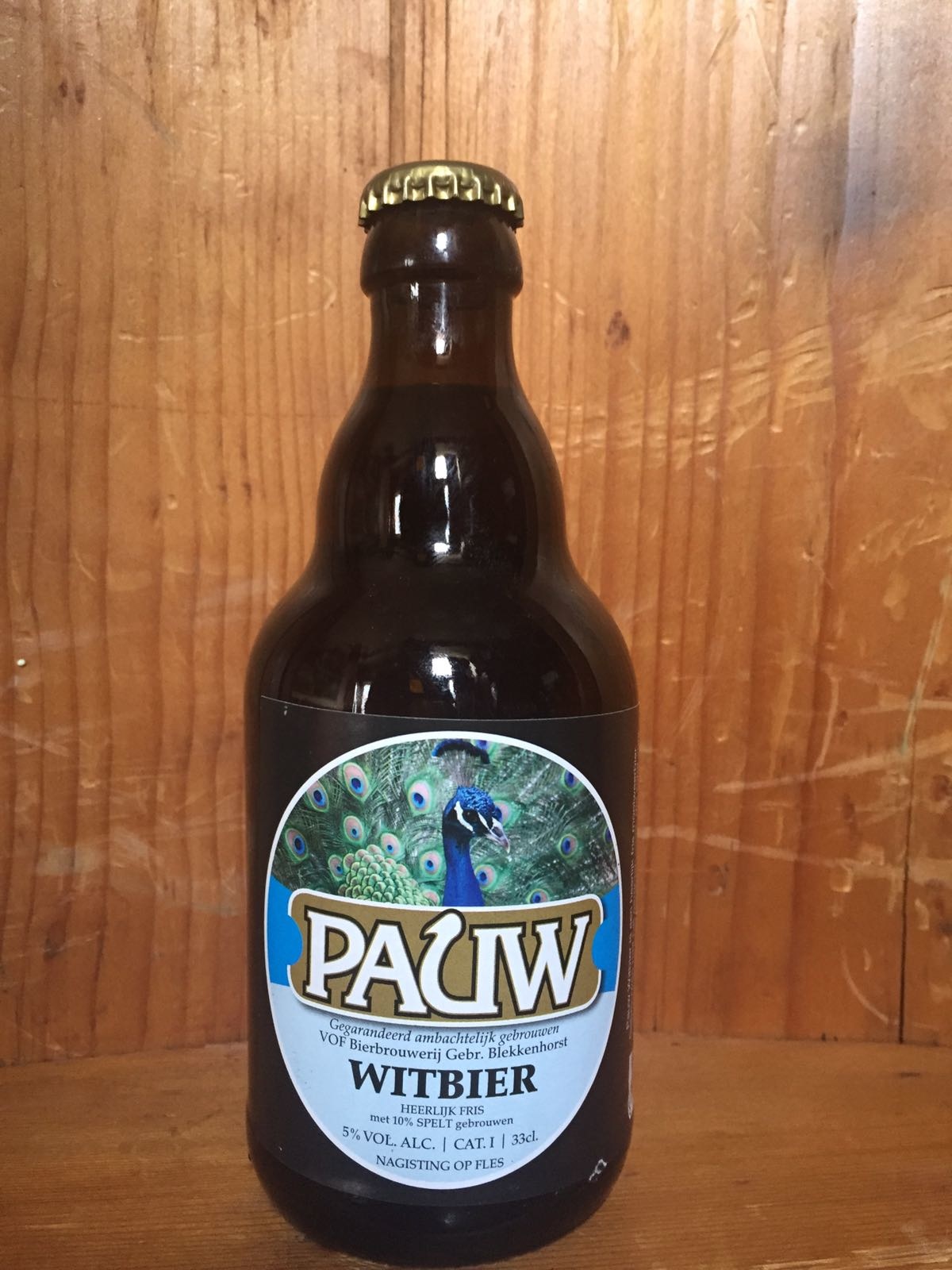 Pauw Witbier Herkomst: Ommen, Nederland Een witbier met een zolders karakter. Daarmee bedoelen wij dat we hem in de neus stoffig vinden. Opvallend aan dit bier vinden wij de bitterheid in de smaak. Niet ken-merkend voor een witbier. Een pauw met twee ogen. De brouwerij heeft een gesplits-te historie. Eerst bestond de brouwrij van 1751 tot 1850. In 1990 is er nieuw leven ge-blazen in de brouwerij omdat in de streek geen enkele brouwerij meer was. Het bier bevat een alcoholpercentage van 5%. Advies serveertemperatuur: 4 graden. 