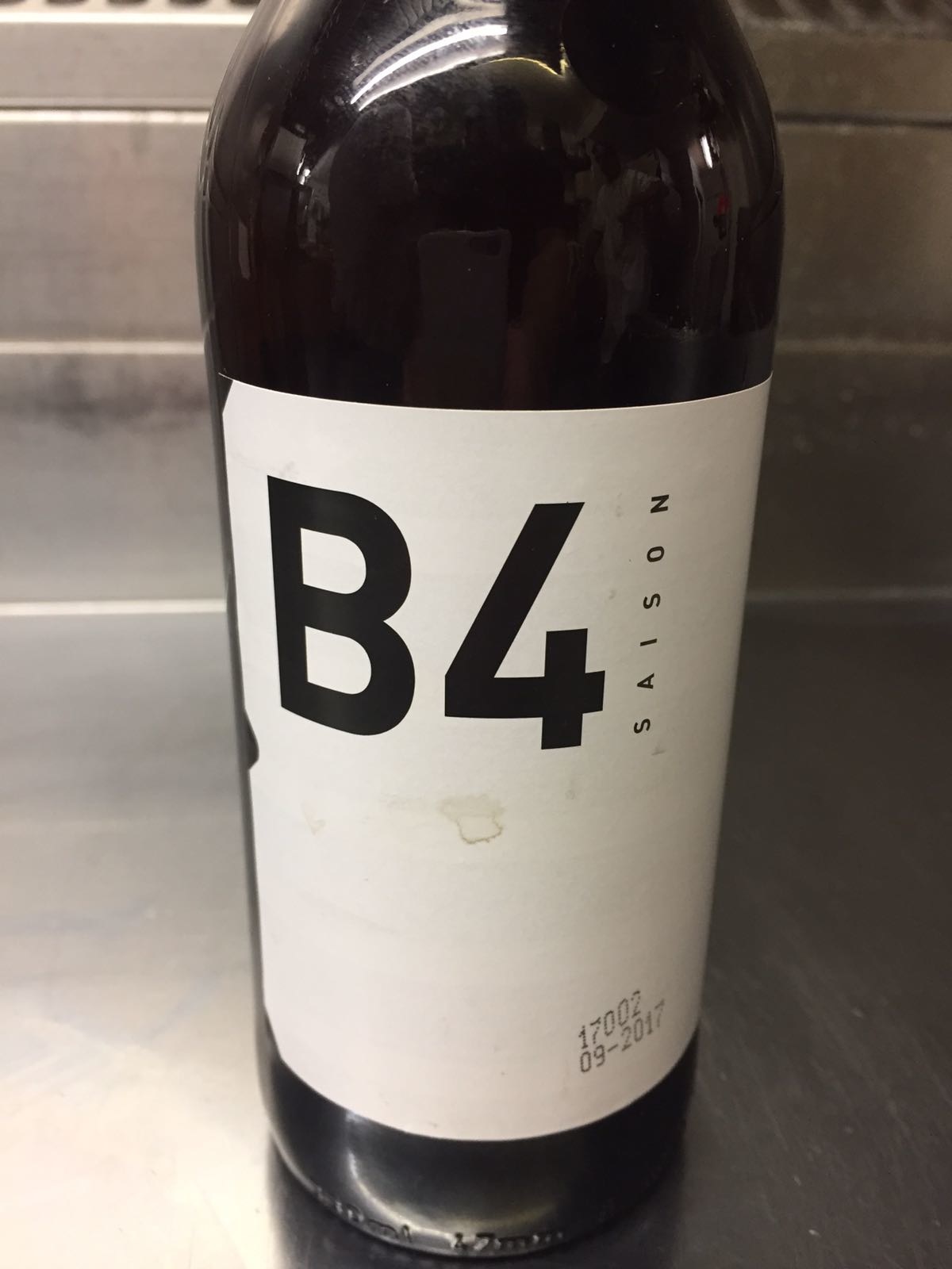 B4 Saison Herkomst: Purmerend, Nederland Brouwerij Berging is voor ons een bekende brouwerij. Na een aantal bieren van deze brouwerij zijn wij zeker fan geworden van de jongens. Ze hebben weer een fantastisch bier uit de berging getoverd. Rijpe trostomaten in een gazpacho bepalen de geur. De bruisende smaak laat je tong tintelen zoals een mooie champagne dat ook kan. Maar goede champagne is nog geen geweldig bier. Een ideaal speciaalbier om van te genieten in de zon na een dag hard werken. Het bier bevat een alcoholpercentage van 5,5%. Advies serveertemperatuur: 4 à 5 graden. 