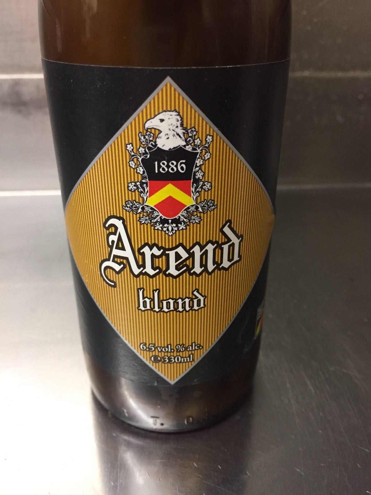 Arend Blond Herkomst: Herzele, België Goudgeel blondbier afkomstig van brouwerij de Ryck. Wij zullen je in een vogelvlucht meenemen door de aroma’s van dit bier. De bittere smaak is niet storend voor de rest van het smakenpalet wat wordt gecompleteerd met hoppigheid en granny smith. De geur is een combinatie van speculaas en limoen. De productlijn van Arend heette in eerste instantie Kanon. Omdat het openen van een fles vaak gepaard ging met een luide knal. Maar omdat het toch echt een familiebedrijf is en de brouwerij als eerste de naam “De Gouden Arend” had, werd er besloten om de productlijn “Arend” te noemen. Het bier heeft een alcoholpercentage van 6,5%. Advies serveertemperatuur: 6 graden. 