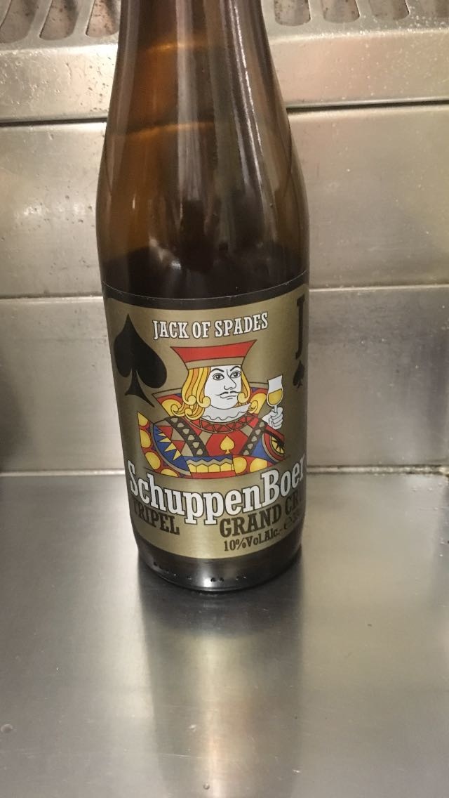 SchuppenBoer Grand Cur Herkomst: Oud-Turnhout, België Een tripel zoals een tripel hoort te zijn. De troef uit een kaartenspel. Stevige smaak en ook een flink alcoholpercentage. Een gebalanceerde smaakexplosie waarbij tonen van foelie en groene peper vrijkomen. De geur van een beregende asfaltweg op een zomerdag infiltreert in je neusgaten. Deze geur wordt afgetroefd door de geur van kiwi. Schuppenboer Grand Cru is gebaseerd op het recept van Schuppenboer. De Schuppenboer was het eerste bier ooit wat brouwerij Het Nest gebrouwen heeft. De brouwerij bestaat sinds 2002. Het bier bevat een alcoholpercentage van 10%. Advies serveertemperatuur: 6 à 7 graden. 
