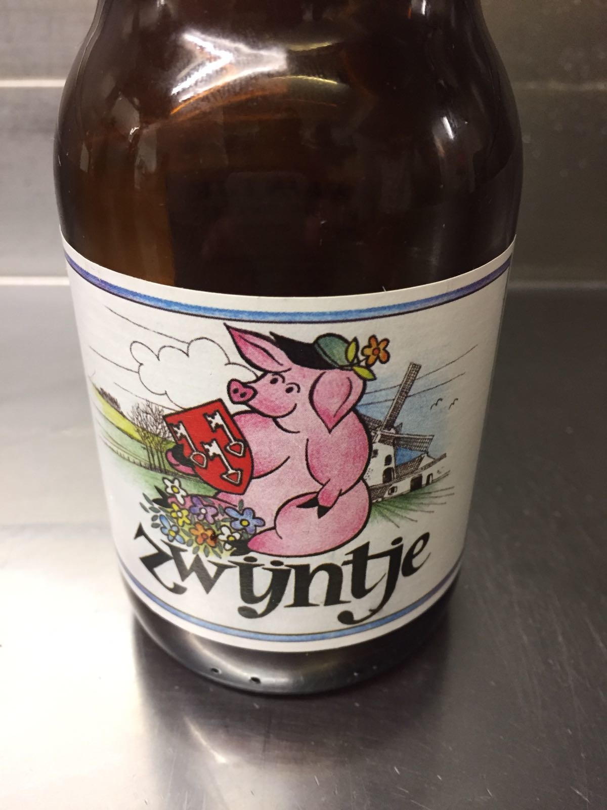 Zwijntje Herkomst: Ertvelde, België Een hoppige tripel afkomstig van brouwerij van Steenberge. Het bier heeft een hoge gisting Een zwijntje heeft een ruw imago maar dit speciaalbier is zacht en elegant. Stoofpeer met wilde aardbei bepalen de geur. De smaak is erg afhankelijki van de temperatuur. Bij 7 à 8 graden proeft het bier wat zoeter. Bij 4 à 5 graden is het bier verfrissend en fruitig met een vanillesmaak. Het bier heeft een alcoholpercentage van 8%. Advies serveertemperatuur: Afhankelijk van wat je wilt proeven. 