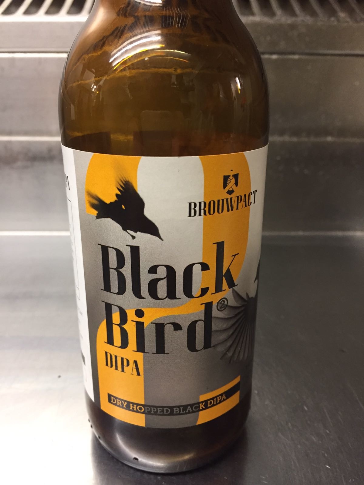 Black Bird DIPA Herkomst: Wognum, Nederland Een gitzwarte Indian Pale Ale. Bij deze I.P.A. is de techniek van Dry Hopping toegepast. Een techniek waarbij een “theebuiltje” toegevoegd bij tijdens de lagering of zelfs gisting. Black Bird DIPA is afkomstig van brouwerij Brouwpact. Een brouwerij die pas sinds 2014 bestaat en ontstaan is door passie voor speciaalbier. De smaak doet ons denken aan een stout. Smaak van espresso, laurier en cacao. Een stevige dropgeur ontdek je meteen zodra je het bier inschenkt. Het bier bevat een alcoholpercentage van 7,4%. Advies serveertemperatuur: 8 à 9 graden. Zeker niet te koud drinken. 