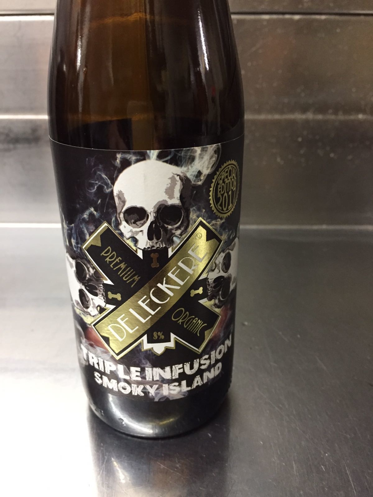 Triple infusion Smoky Island Herkomst: Utrecht, Nederland Wat een geweldig bier vinden we dit. Een keer wat anders dan de gangbare stijlen die je gewend bent van speciaalbier. Een zuurtje in de neus en de schuimkraag verdwijnt snel. Een tripel met 3 verschillende dranken toegevoegd. Wie af en toe ook een wisky drinkt herkent in de smaak turf en jodium. Dit zijn kenmerken van een kwalitatief goede wisky. Gelukkig bij bier geen “Angel Share” waardoor er genoeg over blijft. Het bier bevat een alcoholpercentage 8%. Advies serveertemperatuur: 10 à 12 graden. 