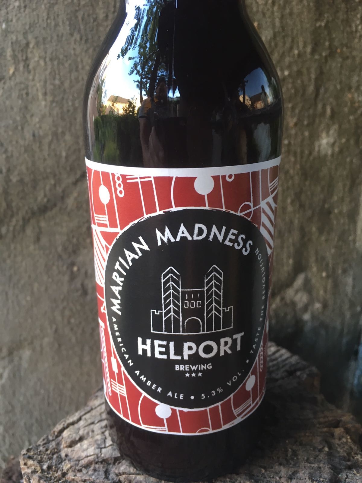 Martian Madness American Amber Ale Herkomst: Amsterdam, Nederland Brouwerij Helport is sinds een jaar actief en heeft nu 4 bieren op de markt. De American Amber Ale heeft een fruitige smaak en een dieprode kleur. Het smakenpallet is een combinatie van onrijpe kersen en blauwe bes. In de neus herken je koper. Een verfrissend biertje voor in de warme maanden. Het bier bevat een alcoholpercentage van 5,3%. Advies serveertemperatuur: 6 graden.