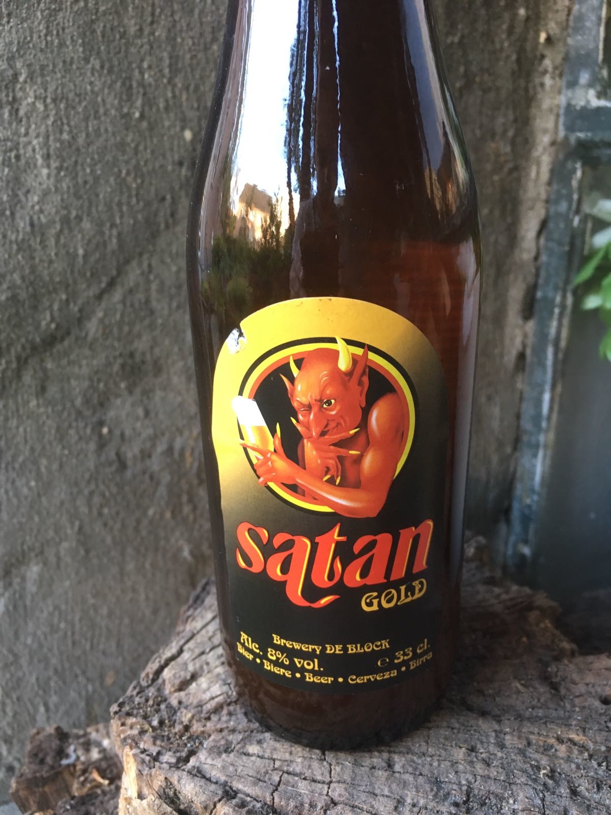 Satan Gold Herkomst: Merchtem – Peizegem Goudblond bier met een hoog koolzuurgehalte. Zodra je het bier in je mond neemt begint je tong te tintelen door het hoge koolzuurgehalte. Het bier heeft een ronde fijne smaak waarin geen echte uitschieters zitten naar een specifieke smaak. De subtiele smaak van dit bier maakt het een echte dorstlesser voor het warme weer. Het bier bevat een alcoholpercentage van 8%. Advies serveertemperatuur: 7 graden.