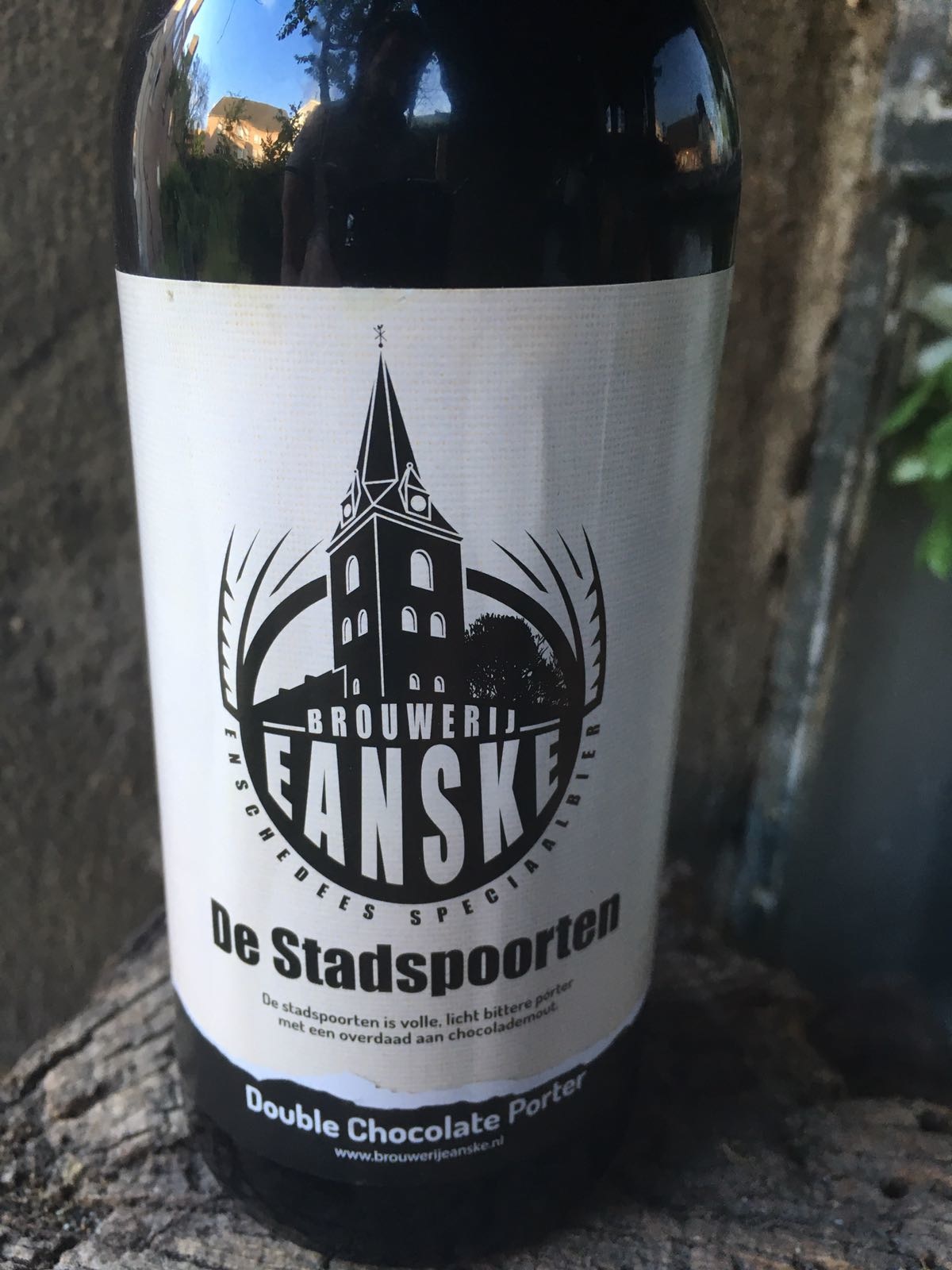 De stadspoorten Herkomst: Enschede, Nederland De naam van de brouwerij, Eanske, verwijst naar de stad waar het vandaan komt. De naam van het bier, stadspoorten, verwijst naar de twee poorten van de stad. Een donkerbruine porter met eveneens een donkere schuimkraag. Zoals bij meerdere porters proef je in dit bier ook laurier, koffie en natuurlijk chocolade. Een porter in de warme maanden is een prima afsluiten voor een barbecue. Je hebt geen zin meer in een volledig dessert omdat je vol zit van de gerechten van de barbecue maar je wilt nog wel afsluiten met een zoete smaak. Het bier bevat een alcoholpercentage van 7,2%. Advies serveertemperatuur: 8 tot 12 graden.