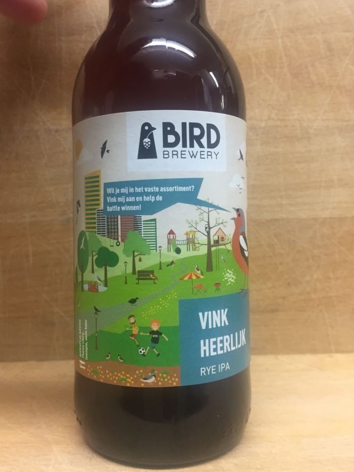 Vink Heerlijk Herkomst: Amsterdam, Nederland Een RYE I.P.A. met een stevige schuimkraag en in de neus tonen van citrusfruit. Een zachte smaak met een hoppige smaak. Dit bier is een speciaalbier waarin de balans tussen de smaken perfect gecombineerd is. Vink Heerlijk is in een battle beland met Bierinje Snor. Eén van de twee bieren wordt uit het nest van de Birdbrewery verstoten. Op de site van de brouwerij kun jij stemmen welk bier er mag blijven. Het bier bevat een alcoholpercentage van 6,2%. Adviser serveertemperatuur: 7 graden. 