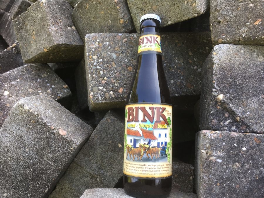 Bink Blond Herkomst: Sint-Truiden, België Een blond bier afkomstig van brouwerij Kerkom. De geschiedenis van deze brouwerij gaat terug tot in 1878. Het bier is fris en hoppig van smaak. In de geur herken je citrus en ook het hoppige komt terug. Bink Blond heeft in 2015 twee Golden Stars gewonnen op de Superior Taste Awards. Een lekker blondbiertje om je dorst te lessen. Het bier bevat een alcoholpercentage van 5,5%. Advies serveertemperatuur: 6 graden. 