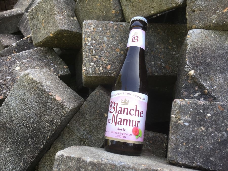 Blanche de Namur Rosee Herkomst: Purnode, België Een witbier met tonen van framboos en zwarte bes in de mond. De kleur van dit bier en de schuimkraag is roze en het bier ruikt naar rood fruit. De smaak en geur komen veel overeen met de frisdrank cassis. Het bier tintelt op je tong en heeft een zacht zoete afdronk. Blanche de Namur is afkomstig van brouwerij Brasserie du Bocq. Een lekker zoet speciaalbier om van te genieten op een zonnige dag in het najaar. Het bier bevat een alcoholpercentage van 3,4%. Advies serveertemperatuur: 5 graden.