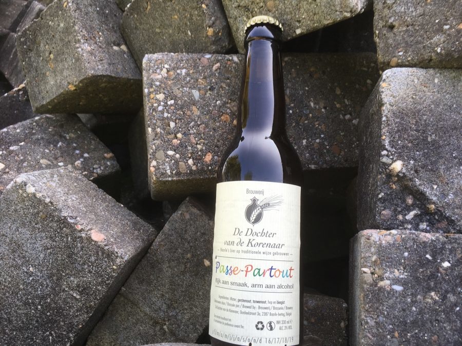 Passe-Partout Herkomst: Baarle-Hertog, België Een troebel karamelkleurig bier met stevige schuimkraag. Een zoete en fruitige geur met tonen van ananas en mango. De smaak is vrij bitter en opvallend is het hoge koolzuurgehalte wat je proeft tot en met de afdronk. Passe-Partout is afkomstig van brouwerij Dochter van de Korenaar en bestaat sinds 2007. Het bier bevat een alcoholpercentage van 3%. Advies serveertemperatuur: 6 à 7 graden.