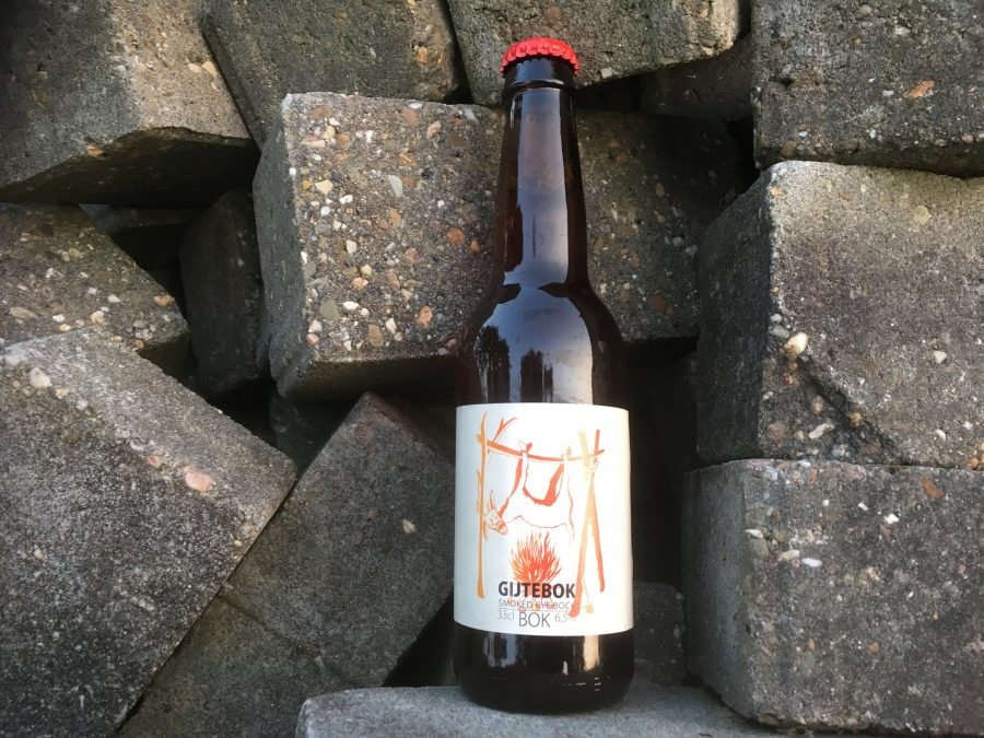 Gijtebok Herkomst: Weert, Nederland Amberkleurig bokbier met stevige schuimkraag. Het is een Smoked Rye Bockbier en het rokerige van dit bier ruik en proef je ook zeker terug in het bier. Rye staat voor Rogge en geeft het bier een karaktervolle smaak. Dit speciaalbier is afkomstig van Brouwerij de Natte Gijt. Een heerlijk bokbier om van te genieten tijdens een koude dag bij de openhaart. Het bier bevat een alcoholpercentage van 6,5%. Advies serveertemperatuur: 8 graden.