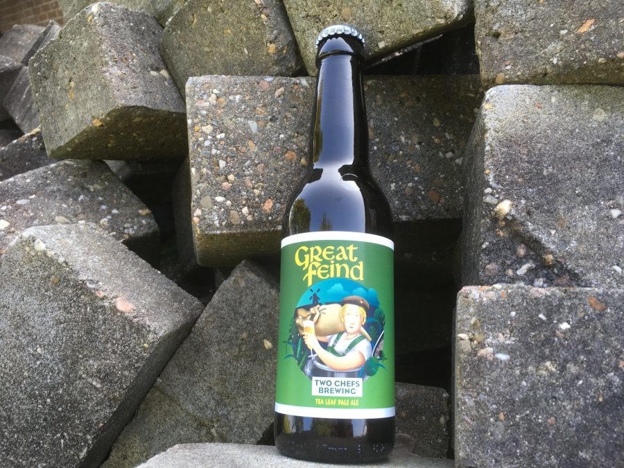 Great Feind Herkomst: Amsterdam, Nederland Een zeer verrassend bier. Dit bier is een Pale Ale gemaakt met theebladeren. Dit zie je ook terug in de kleur en herken je in de geur. Groene thee bepaald de geur en ook de smaak neigt naar groene thee. Dit bier is afkomstig van Two Chefs Brewing in samenwerking met teabar.nl. De naam is een verwijzing naar de brouwmeester Sebastian Feind. Een brouwmeester die overgekomen is van brouwerij Brewdog. Wij vinden dit experiment niet theegenvallen. Het bier bevat een alcoholpercentage van 4,2%. Advies serveertemperatuur: 5 à 6 graden.