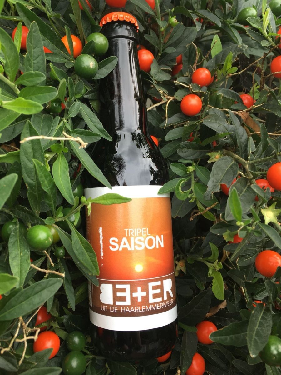 BE+ER Tripel Herkomst: Hoofddorp, Nederland Fris speciaalbier met citrustoetsen in de neus. Deze saison heeft de kleur van honing maar de zoetheid is niet terug te vinden in het bier. Een fruitige, toch droge, dorstlesser met stevige schuimkraag die je makkelijk drinkt. Dit bier is afkomstig van BE+ER wat behalve het Engelse woord voor bier ook te maken heeft met de initialen van de bierbrouwers. Een saison staat niet bekend om hoge alcoholpercentages maar dat is bij de tripel variant wel anders. Het bier bevat een alcoholpercentage van 8,7%. Advies serveertemperatuur: 5 à 6 graden. 