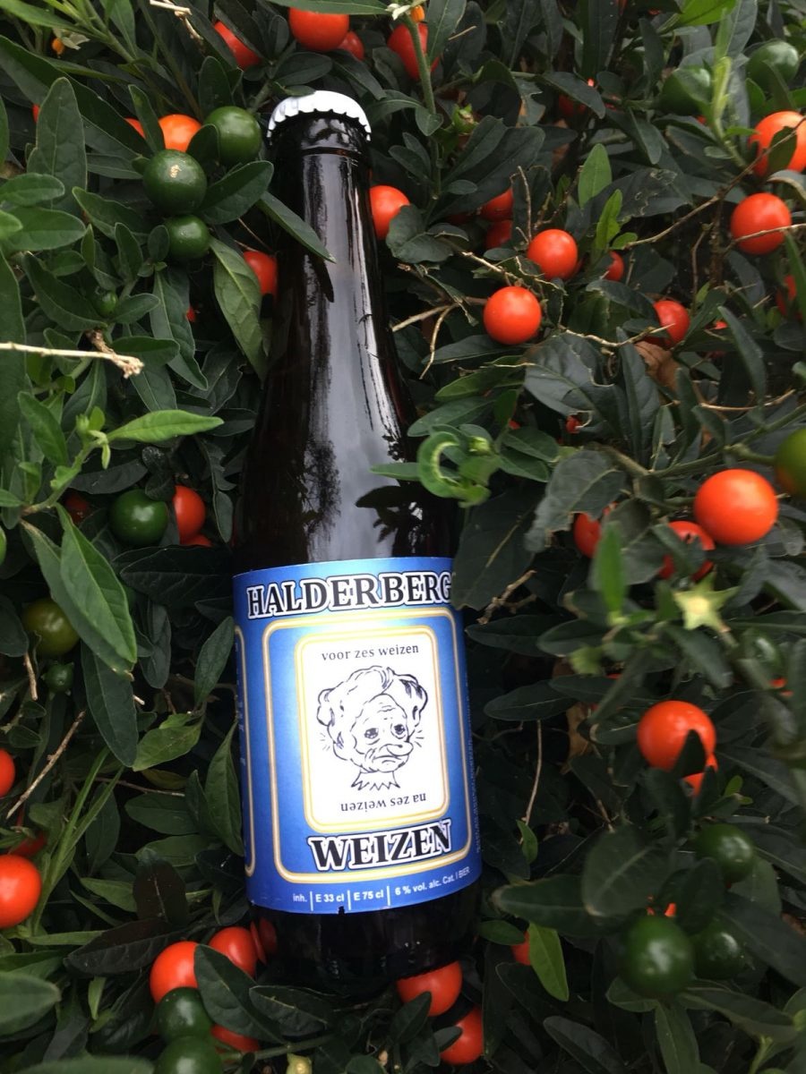 Halderbergs Weizen Herkomst: Hoeven, Nederland Een weizen met een okergele kleur. Het bier ruikt naar passievrucht. De smaak is vrij bitter maar toch fris. De bitterheid is tot in de afdronk te herkennen. Het etiket van de fles is op twee manieren te bekijken. Het ligt er maar aan hoeveel bier je op hebt. De brouwerij ’t Meuleneind bestaat sinds maart 2017. De Weizen is het tweede bier van deze brouwerij. Als eerste werd de blonde variant gebrouwen. Het bier bevat een alcoholgehalte van 6%. Advies serveertemperatuur: 4 à 5 graden. 