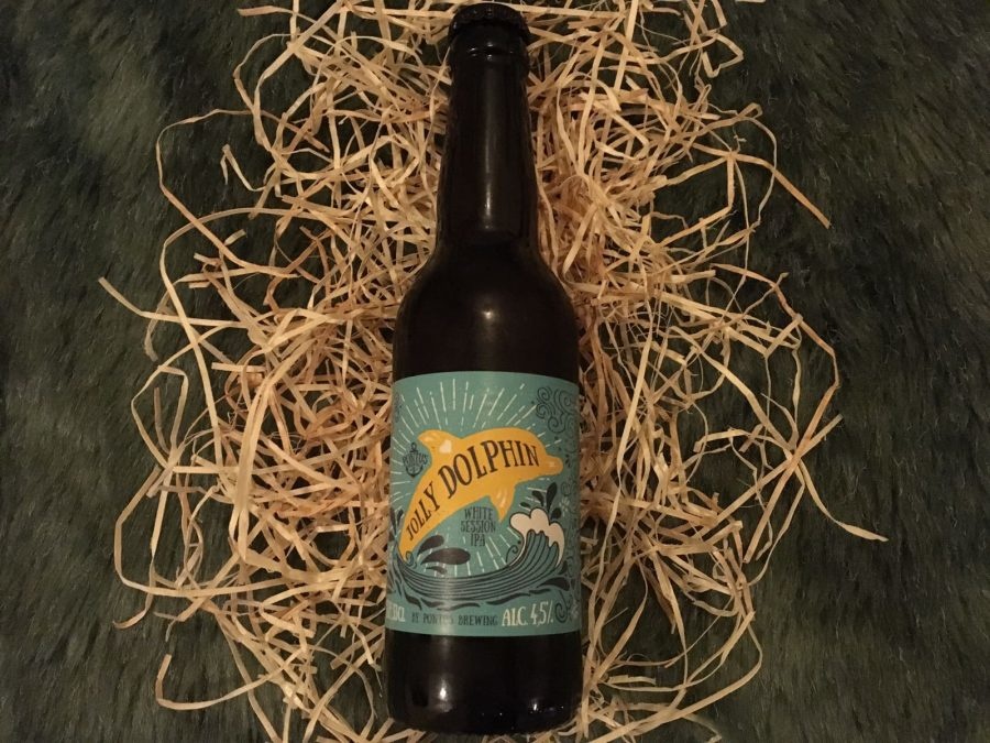 Jolly Dolphin Herkomst: Amsterdam, Nederland Speciaalbier afkomstig van Pontus Brewing uit Amsterdam. Deze brouwerij geeft ieder flesje een artistiek etiket met een verwijzing naar het biertje. Goudblond troebel bier met een zuurtje in de smaak. Een white I.P.A. waarin je sinaasappel en bloesem herkent. I.P.A. staat voor een India Pale Ale en kenmerkt zich ook door de hoppige smaak. Ondanks de hoppige smaak is het toch een fris biertje. Het bier bevat een alcoholpercentage van 4,5%. Advies serveertemperatuur: 4 à 5 graden. 