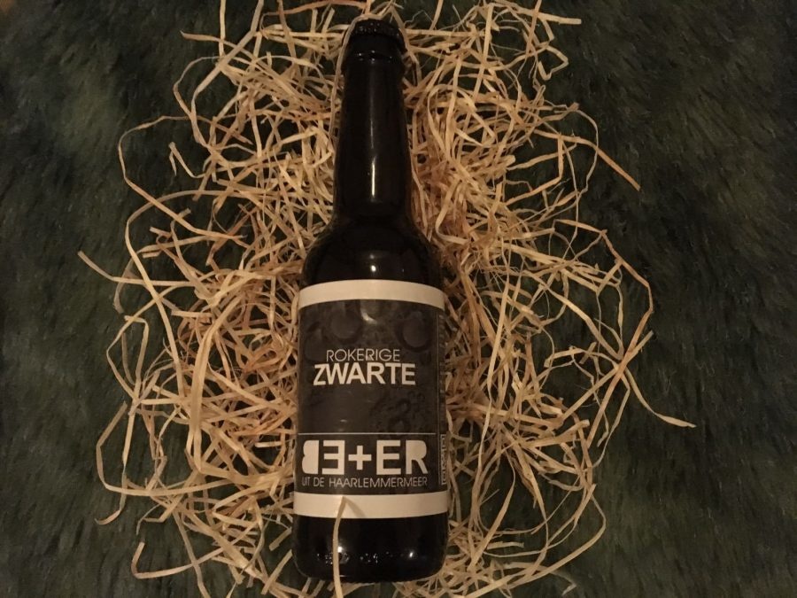 BE+ER Rokerige Zwarte Herkomst: Hoofddorp, Nederland Zoals de naam al aangeeft is rook aanwezig in het bier. Afkomstig van een brouwerij die sinds 2014 bestaat, BE+ER. Een donker bier met tonen van chocolade in de smaak en geur. Een combinatie van karamel, chocolade en uiteraard ook de rook is aanwezig in de mond. Ondanks dat het een bier is met heftige smaken is het alcoholpercentage niet hoog. Het bier bevat een alcoholpercentage van 5,6%. Advies serveertemperatuur: 7 graden. 