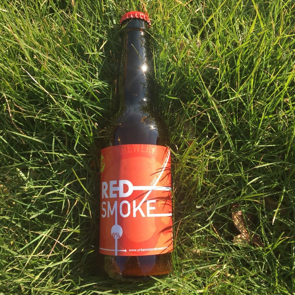 Red Smoked Herkomst: Amstelveen, Nederland Dit bier is gebrouwen door Urban Colors Brewery uit Amstelveen. Een brouwerij met drie verschillen speciaalbieren. De Red Smoked van deze brouwerij heeft de kleur van perzik. Sinaasappel, perzik en koriander bepalen de smaak. Ondanks dat het bier Red Smoked heet kunnen wij het niet terugvinden in de geur of smaak. Deze brouwer is opgericht in 2017 en brouwt naast de Red Smoke ook de White Blossom en Yellow Saison. Het bier bevat een alcoholpercentage van 8%. Advies serveertemperatuur: 6%. 