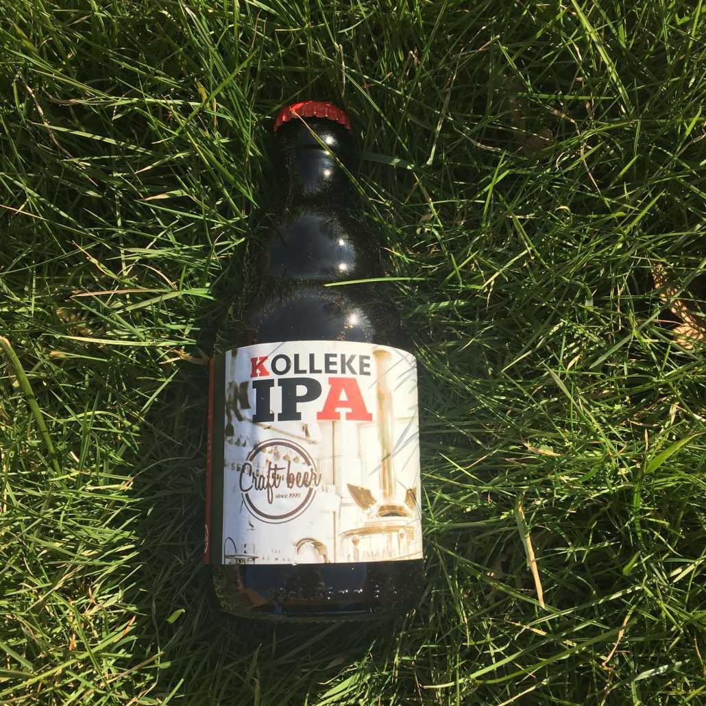 Kolleke IPA Herkomst: Den Bosch, Nederland Kastanjebruin bier met een geur van dennenbomen en karamel. Na de eerste slok van dit bier krijg je een filmend effect in je mond. Het bier smaak licht romig en lekker zoet wat ons doet denken aan een toffee. De bitterheid ontbreekt ook niet bij deze IPA en herken je vooral in de afdronk. Kolleke IPA is afkomstig van brouwerij ’t Kolleke waarvan de ingang gevestigd is in de Kruisstraat in Den Bosch. Het bier bevat een alcoholpercentage van 7%. Advies serveertemperatuur: 6 à 7 graden. 