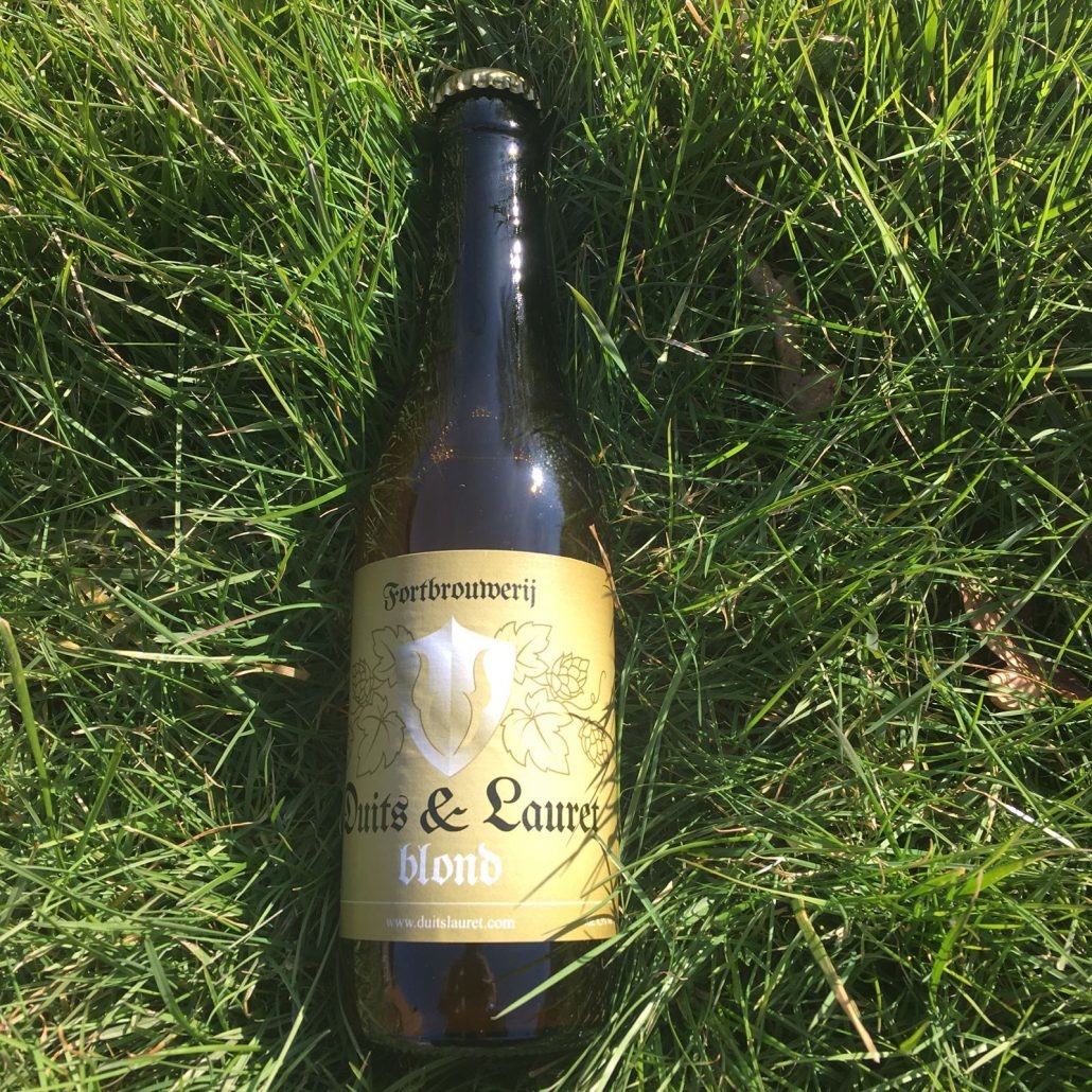 Duits & Lauret Blond Herkomst: Everdingen, Nederland Een goudkleurig blondbier met een geur van citrus. Een gebalanceerd speciaalbier waarin ook tonen van citrus in de smaak te herkennen zijn. Duits & Lauret blond is een lekker fris doordrinkbaar speciaalbier met een bitter afdronk. Brouwerij Duits & Lauret is sinds 2015 gevestigd in Fort Everdingen. Het assortiment bestaat uit zeven speciaalbieren. Daarnaast verkoopt de brouwerij ook nog bierkaas. Het bier heeft een alcoholpercentage van 6,5%. Advies serveertemperatuur: 5 à 6 graden. 