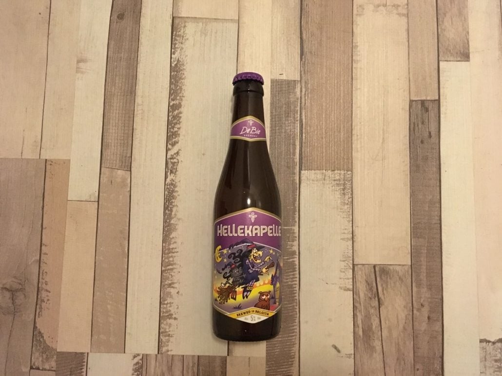 Hellekapelle Herkomst: Mechelen, België Troebel speciaalbier met de kleur van citrus. Zodra je een slok neemt lijkt het alsof het bier opnieuw gaat schuimen in je mond. Een bier met aroma’s van citrus, hop en pe-per. Hellekappelle is een gebalanceeerd speciaalbier dat lekker wegdrinkt. Dit bier is afkomstig van Brouwerij de Bie uit Wakken, Dentergem. De historie van Brouwerij de Bie gaat terug tot 1992. Het jaar waarin de brouwerij ontstond in de hoptuinen van Watou. Door groei verhuisd naar Wakken. Het was één van de kleinste brouwerijen van Vlaanderen in het jaar van onstaan. Het bier bevat een alcoholpercentage van 5%. Advies serveertemperatuur: 5 graden. 