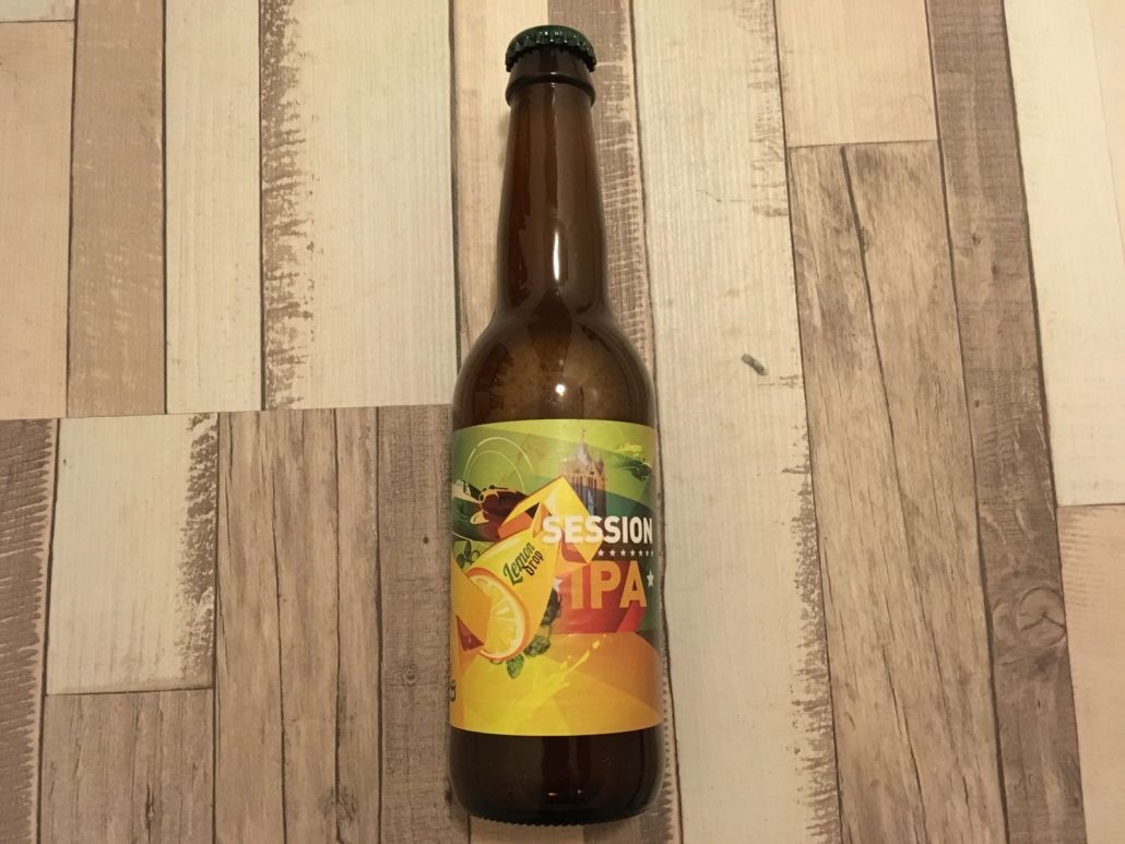 Session IPA Herkomst: Utrecht, Nederland Een okergele IPA met de geur van tropische vruchten. Een bittertje zoals je van een Inda Pale Ale kunt verwachten waarbij het lijkt alsof je tong tintelt zodra je een slok neemt. Een heerlijke speciaalbier met frisse tonen van onder andere citroen en perzik. Deze IPA is een ideaal biertje om, na een warme dag, van te genieten op een terras in de zon. Brouwerij Stapzwan is gevestigd in Utrecht en bestaat officieel sinds 2014. Maar de he-ren Stap en Zwan zijn in 1997 al begonnen met het brouwen van bier. Tussen de jaartallen in zijn de heren elkaar tijdelijk uit het oog verloren vanwege studie en verhuizing. Dit bier heeft een alcoholgehalte van 4,1%. Advies serveertemperatuur: 5 graden. 