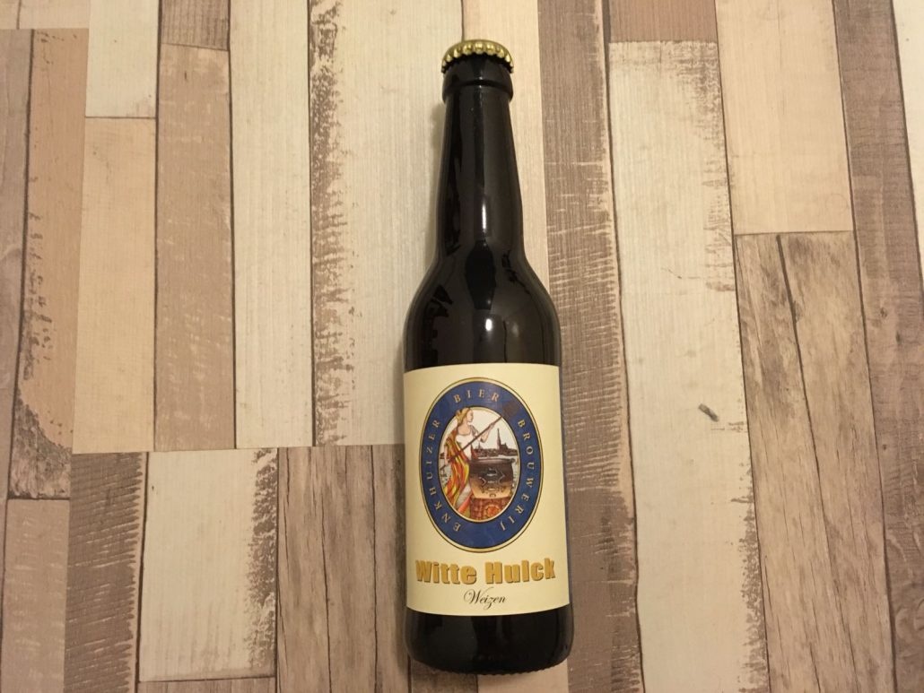 Witte Hulck Herkomst: Enkhuizen, Nederland Een Weizen met stevige schuimkraag. Een speciaalbier met de kleur van citroensap en een licht-zure geur. Door het hoge koolzuurgehalte lijkt het bier op je tong te tintelen maar het bier sluit wel af met een zachte afdronk. Een heerlijk verfrissend biertje om ijskoud in de zon van te kunnen genieten. Witte Hulck is afkomstig van brouwerij Enkhuizen. Een huurbrouwer die zijn passie voor speciaalbier al sinds 2009 aan het brouwen is op kleine schaal. In 2017 heeft hij de stap gemaakt om op grotere schaal te brouwen. Het bier heeft een alcoholgehalte van 5,5%. Advies serveer-temperatuur: 5 à 6 graden. 