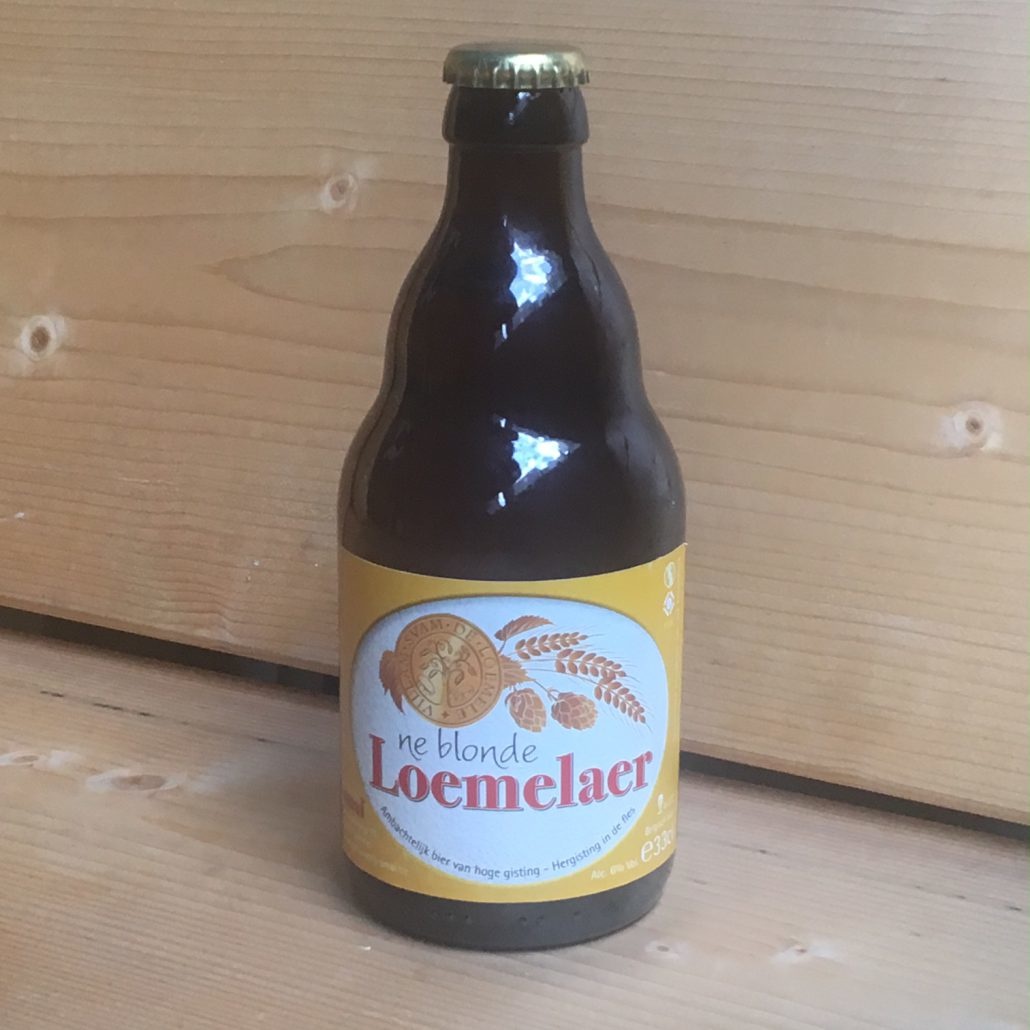Ne Blonde Loemelaer Herkomst: Lommel, België Okergeel blondbier van de kleinste brouwerij uit het Belgische Lommel. Het bier heeft een zachte smaak en drinkt lekker weg. Een kenmerkend blondbier om van te genieten in de zon op het terras. Benieuwd hoe deze kleine brouwerij eruit ziet? Bekijk de vlog op onze facebookpagina. Een passievolle Nederlandse bierbrouwer die als hobby begonnen is met brouwen. De brouwerij heet Amai en behalve bierbrouwen kun je er ook bierworkshops volgen. Het bier bevat een alcoholpercentage van 6%. Advies serveertemperatuur: 4 tot 6 graden. 