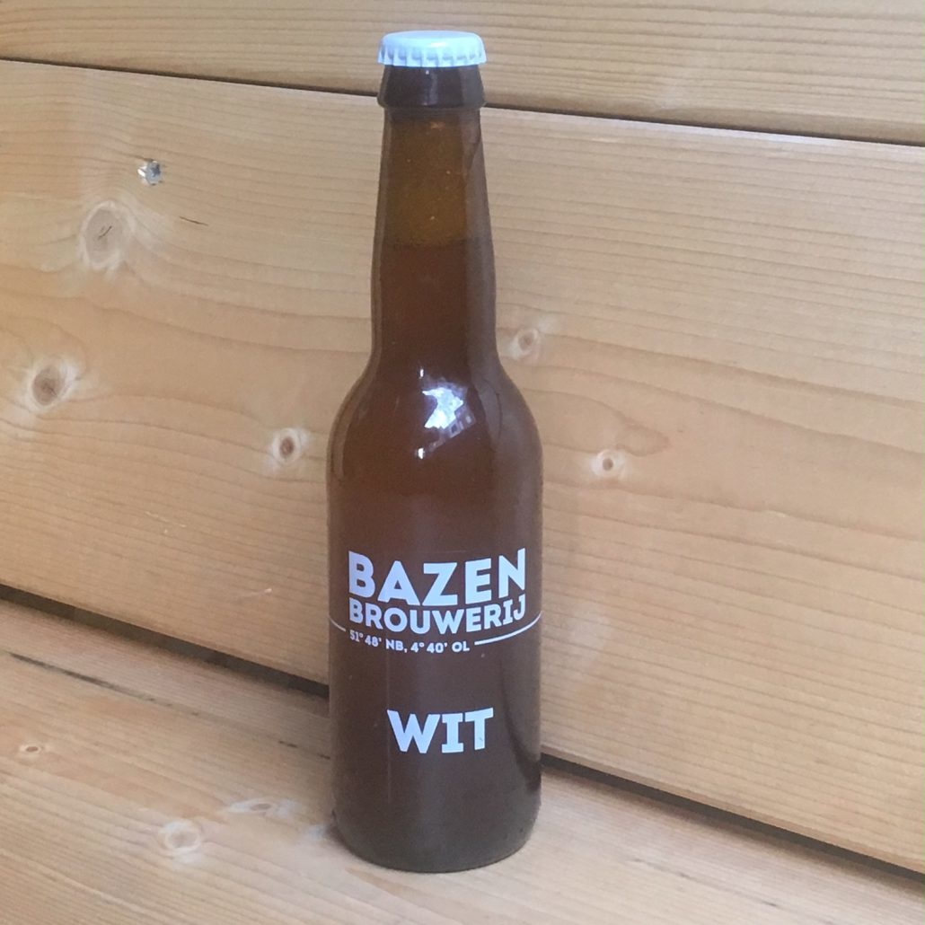 Wit Herkomst: Dordrecht, Nederland Weizen met een stevige schuimkraag. Wit heeft de kleur van tarwe en een frisse geur waarin citrus te herkennen is. Het speciaalbier smaakt ook verfrissend en heeft een bittere afdronk. Dit speciaalbier heeft gist in de fles waardoor je voor de smaak het beste het flesje kunt walsen voordat je het uitschenkt. Wit is afkomstig van de Bazenbrouwerij uit Dordrecht. Twee mannen die elkaar kennen uit studententijd maar toen nog niet het idee hadden om bier te brouwen. Dat idee is pas een jaar oud. Het bier bevat een alcoholpercentage van 5%. Advies serveertemperatuur: 4 tot 6 graden.