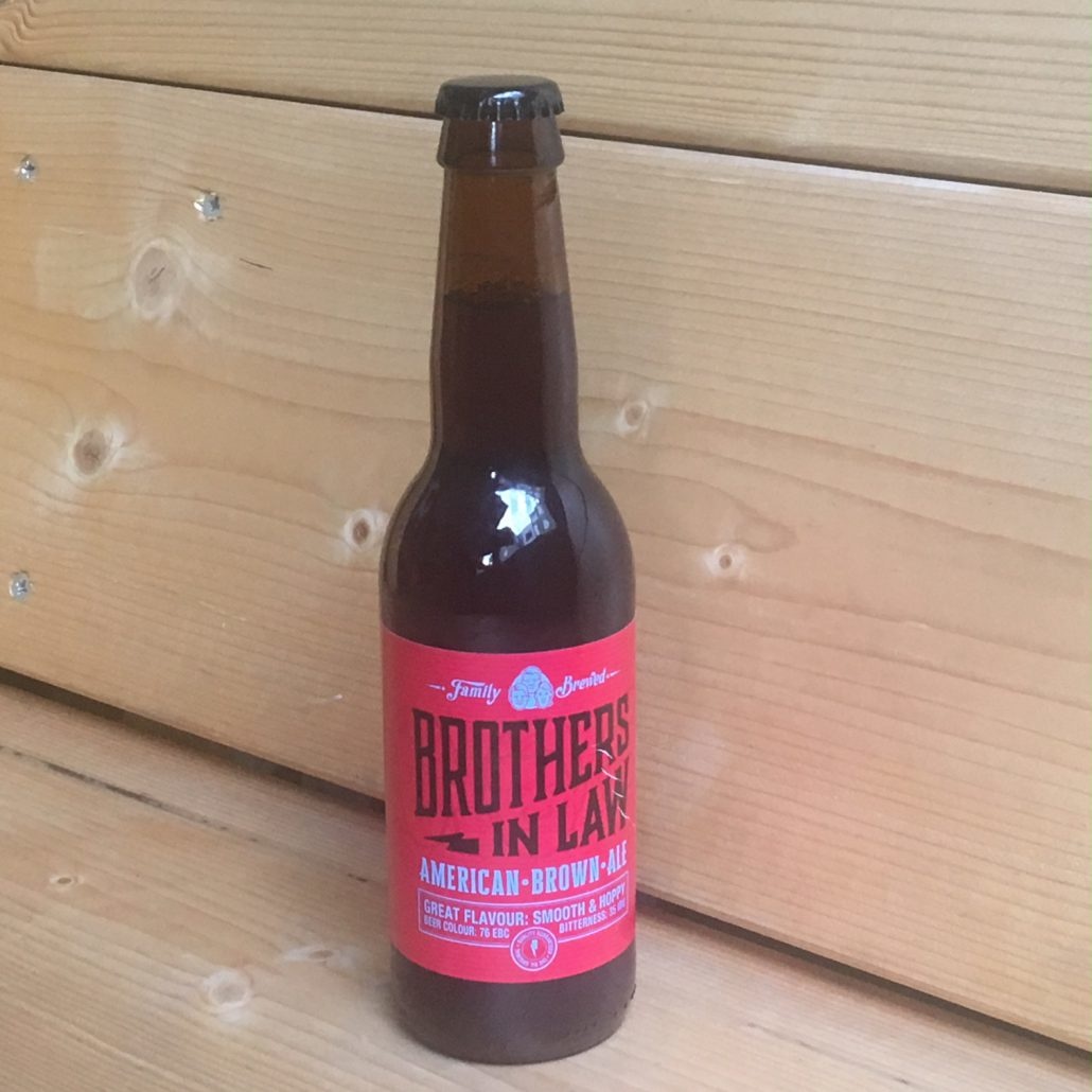 American Brown Ale Herkomst: Amsterdam, Nederland Kastanjebruin speciaalbier van Brothers in Law. De geur van het bier doet ons denken aan een heiige ochtend terwijl je een boswandeling maakt. Een frisse American Brown Ale met karamelachtige en bittere afdronk. Een hoog koolzuurgehalte prikkelt je tong. Brothers in Law is afkomstig uit Amsterdam en opgericht door, zoals de naam ook al doet vermoeden, drie zwagers. De brouwerij houdt van experimenteren met recepturen zodat er unieke combinaties ontstaan. Het bier bevat een alcoholpercentage van 5,8%. Advies serveertemperatuur: 7 graden.