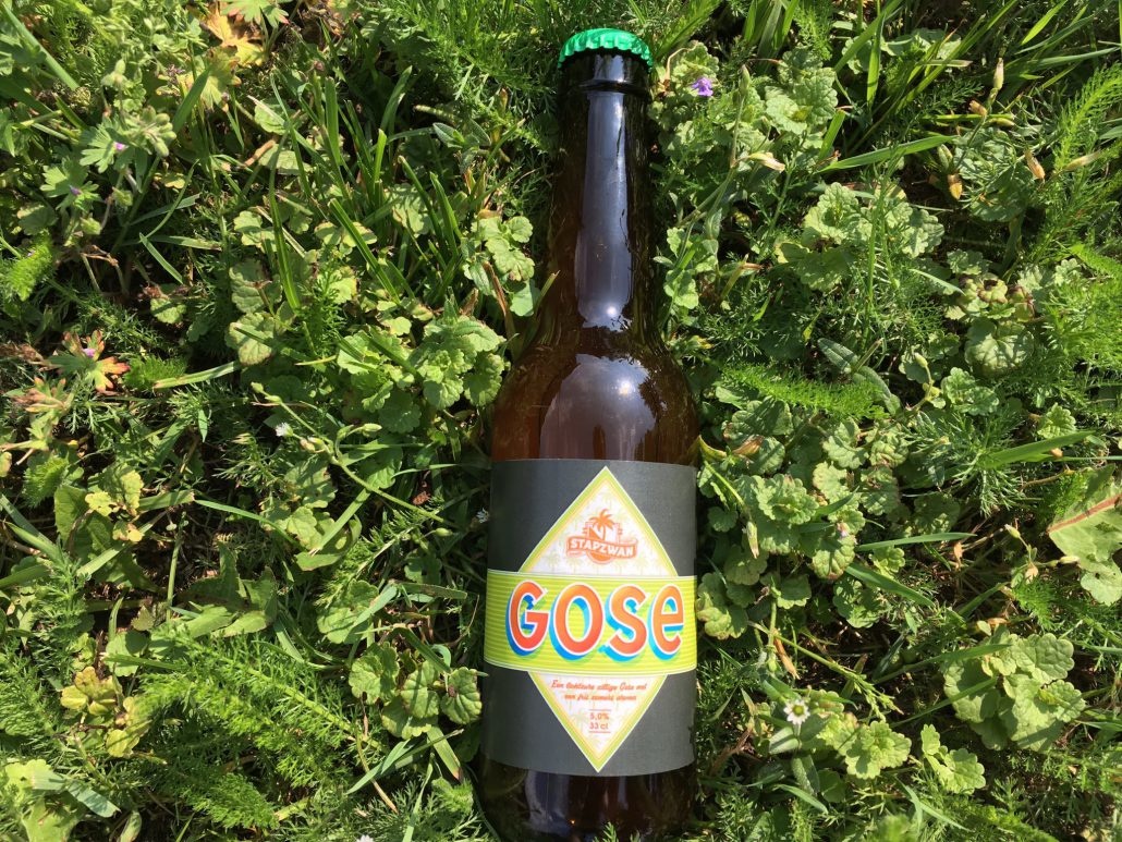 Gose Herkomst: Utrecht, Nederland Een bijzonder Nederlands speciaalbier met een zure smaak. Het bier ruikt naar karnemelk en heeft de kleur van appelsap. Door de zuurtegraad slaat de schuimkraag meteen neer na het inschenken. Een sour die wat ons betreft gelukt is. Een lekker doordrinkbaar zuur bier van brouwerij Stapzwan uit Utrecht. Een brouwerij met als motto: ontdekken, verbinden en genieten. Het bier bevat een alcoholpercentage van 5%. Advies serveertemperatuur: 5 à 6 graden.