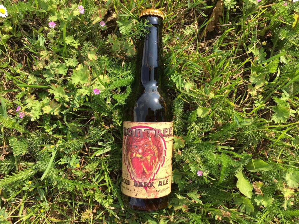 Ebon Dark Ale Herkomst: Dordrecht, Nederland Zodra je met je neus boven het glas komt ruik je meteen chocolade, koffie en rood fruit. Een donker speciaalbier met beige schuimkraag. Het smakenpallet bestaat uit kers, koffie en karamel wat begeleidt wordt door een bittertje. Dit bier is afkomstig van brouwerij Ebontree uit Dordrecht. In 2016 heeft deze brouwerij verschillende prijzen gewonnen zoals de 2e plaats op Open Nederlans Brouwkampioenschap. De brouwers van deze brouwerij zijn als hobbybrouwers begonnen voordat zij als serieuze brouwerij aan de slag gingen. Ze hebben een voorkeur voor donkere hoppige bieren. Het bier bevat een alcoholpercentage van 9%. Advies serveertemperatuur: 8 tot 10 graden.