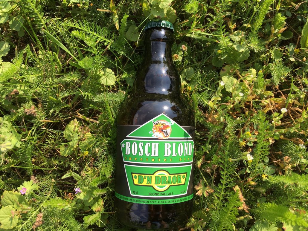 Bosch blond Herkomst: Den Bosch, Nederland Een helder Bosch blondbier met een mooie stevige witte schuimkraag. Het bier ruikt licht zoet wat niet terug te vinden is in de smaak. Dit bier is fris van smaak waarbij het koolzuurgehalte goed aanwezig is. De bitter smaak wordt afgesloten met een wat mildere afdronk. De Bosch blond is afkomstig van brouwerij d’n Draok uit Den Bosch. Deze brouwerij heeft een breed assortiment en brengt regelmatig specials uit. Twee andere speciaalbieren van deze brouwerij zijn terug te vinden in ons “Bosch pakket”. Het bier bevat een alcoholpercentage van 6,5%. Advies serveertemperatuur: 7 graden