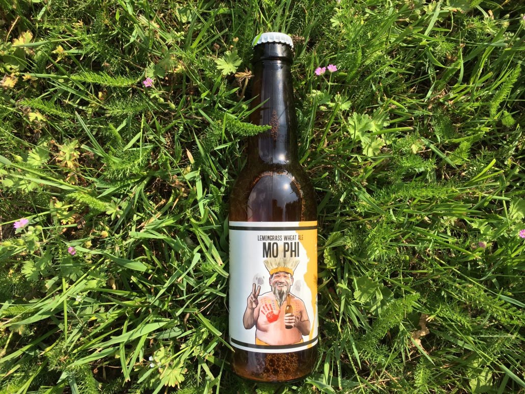 Mo Phi Herkomst: Breda, Nederland De mannen van Big Bellly zijn gek op weizen en ipa en vonden dat dit dus een combinatie moest worden. Het doel was een doordrinkbare weizen en een minder bittere IPA. Dat is wat ons betreft gelukt met dit okergeel speciaalbier. Mo Phi is gebrouwen met 1/3e tarwe voor een volle body, een Amerikaanse IPA gist om de hop naar voren te brengen en flink gedryhopt voor een prachtig aroma van mango, papaya en limoen. In de late kook is lemongrass toegevoegd om een citrussmaak te creeëren die niet uit de hop te krijgen is. Het bier bevat een alcoholpercentage van 4,5%. Advies serveertemperatuur: 5 à 6 graden.