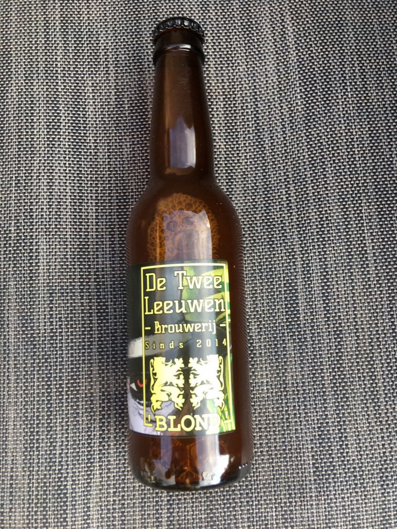 Blond Herkomst: Raamsdonkveer, Nederland Een heerlijk blondbier afkomstig van brouwerij de Twee Leeuwen. Goudkleurig met een fijne schuimkraag. Lichtzuur van smaak met tonen van hop en grapefruit gevolgd door een zure afdronk. Lekker doordrinkbaar bier om van te genieten. Brouwerij de Twee Leeuwen heeft onlangs succesvol een crowdfundingcampagne afgerond waardoor ze behalve een brouwerij ook een proeflokaal in Raamsdonkveer gaan starten. De brouwerij is opgericht door een Nederlandse en Vlaamsche leeuw. Vandaar de naam van de brouwerij. Het bier bevat een alcoholpercentage van 5,8%. Advies serveertemperatuur: 6 à 7 graden.