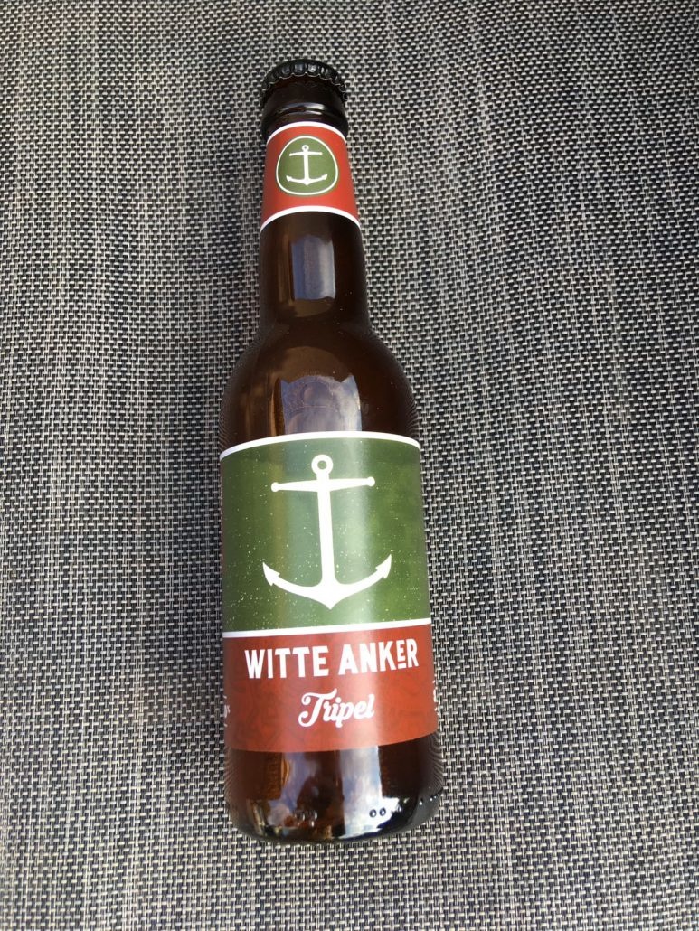 Witte Anker Tripel Herkomst: Breda, Nederland Okergele tripel met de zoete geur van roze zuurstok en suikerspin. Vol romige smaak met sinaasappel, citrusschil en honing. Deze tripel is afkomstig van brouwerij het Witte Anker uit Breda. Deze brouwerij is ontstaan nadat twee vrienden een opleiding in België hebben gevolgd en bestaat uit een brouwerij en proeflokaal in België. De naam van de brouwerij komt doordat er een witte anker aan het pand van de brouwerij hangt dat eeuwen geleden gebouwd is in Breda. Het bier bevat een alcoholpercentage van 8%. Advies serveertemperatuur: 8 à 9 graden.